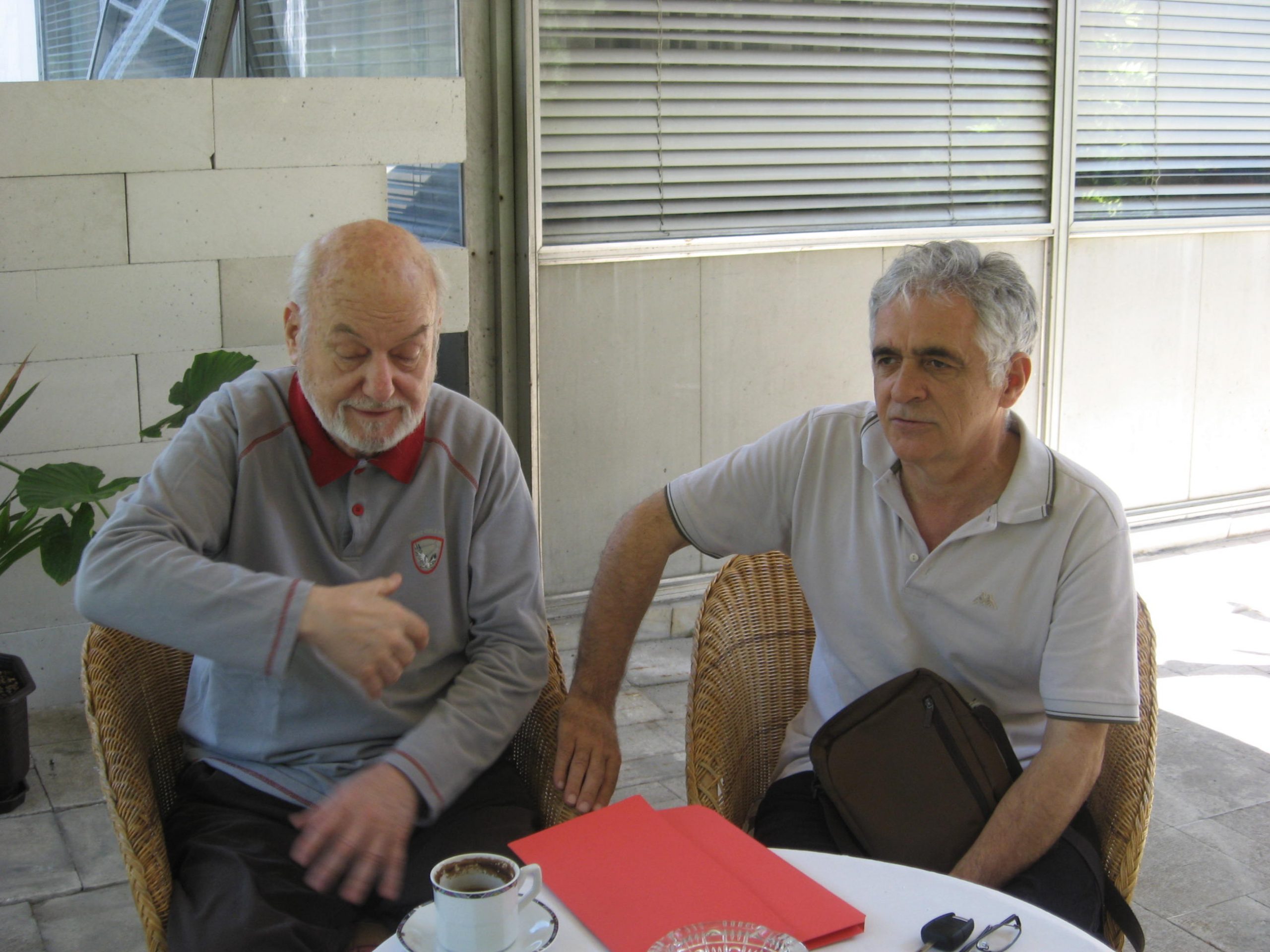 Momo Cvijović i Dušan Makavejev (2009.) tokom pripreme za izložbu Smrt u
 PASPARTU
trezoru (Foto Muzej Jugoslavije) PASPARTU