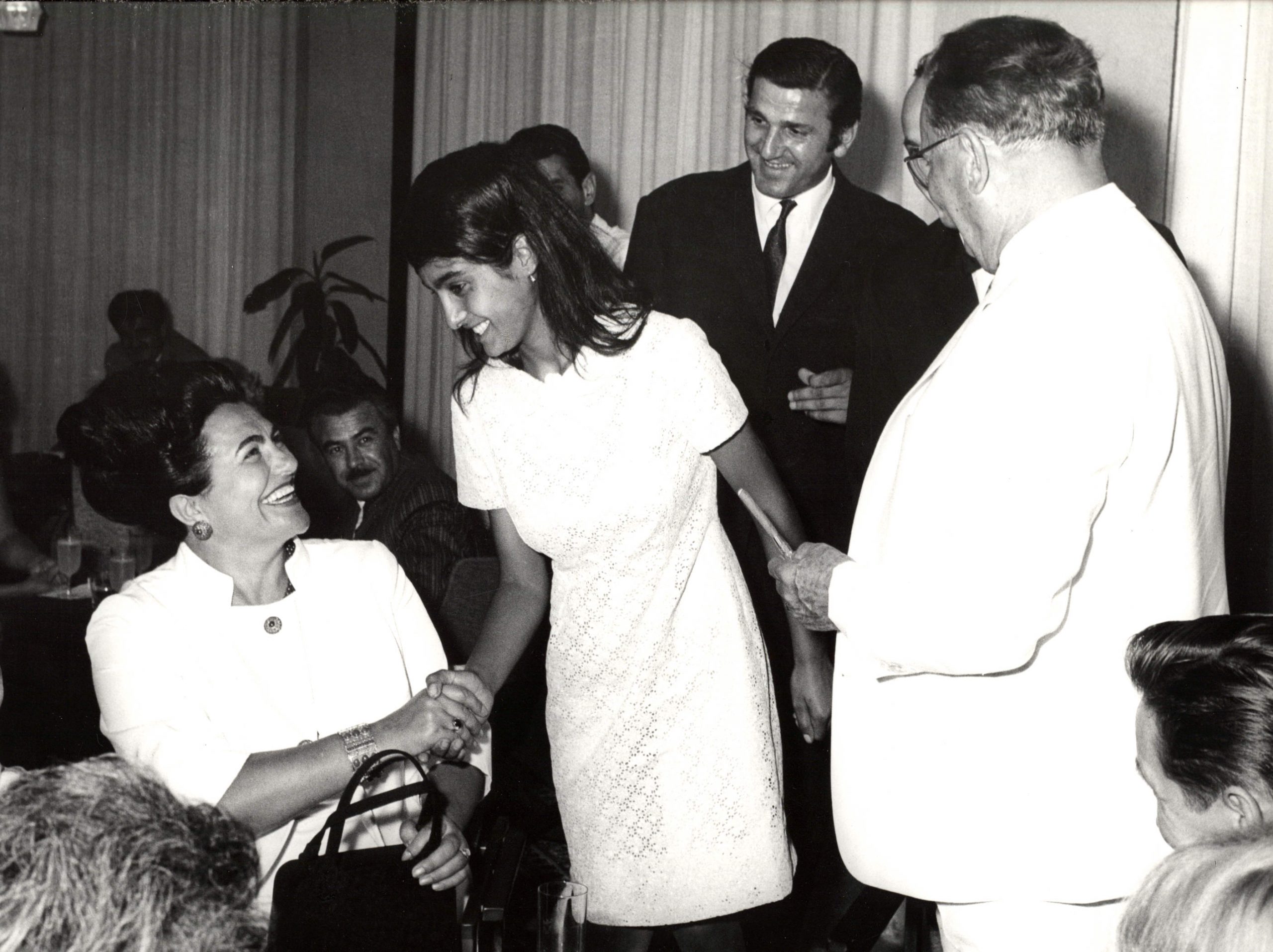 Jovanka Broz i Gordana Jovanovič (Tisa u ”Skupljačima perja”) Bata
Živojinović i Tito (Pula jul 1967. Foto Muzej Jugoslavije) PASPARTU