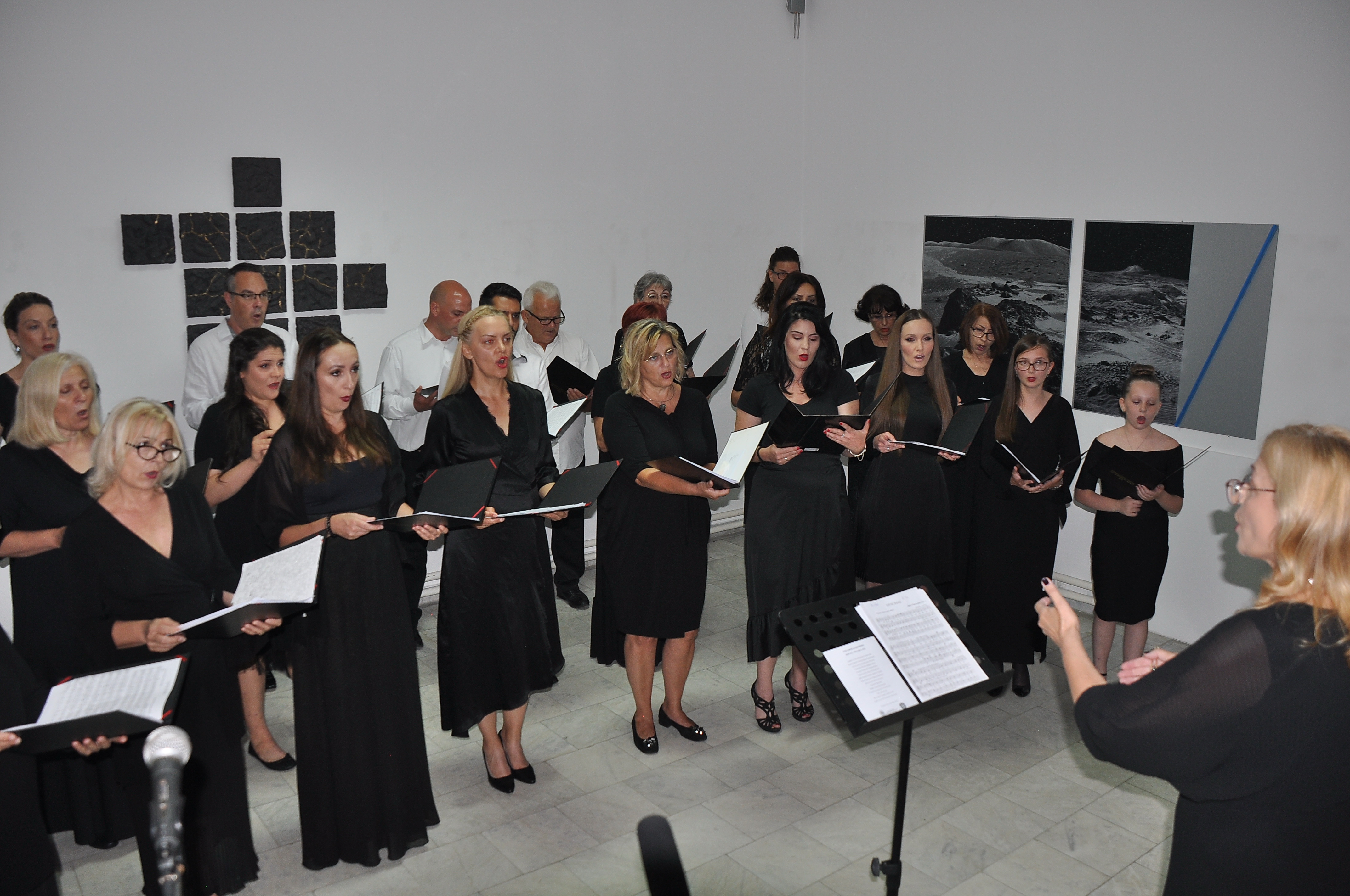 Polaznici Muzičke Akademije Horska sretanja održali su svečani koncert u prepunoj Galeriji Narodnog muzeja u Čačku.