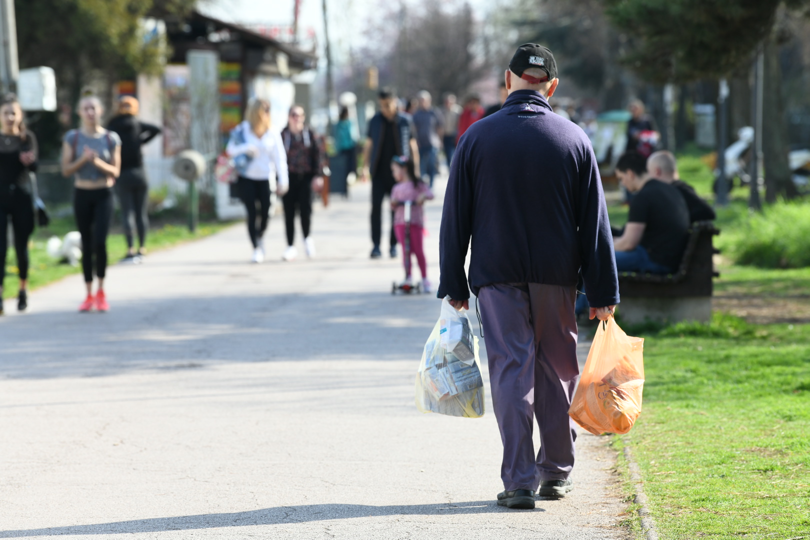 Beograd, Zemun, 21.03.2020. zemunski kej, vikend, koronavirus, šetnja, lep dan, vanredno stanje, kese, deda Foto: Vesna Lalić/Nova.rs