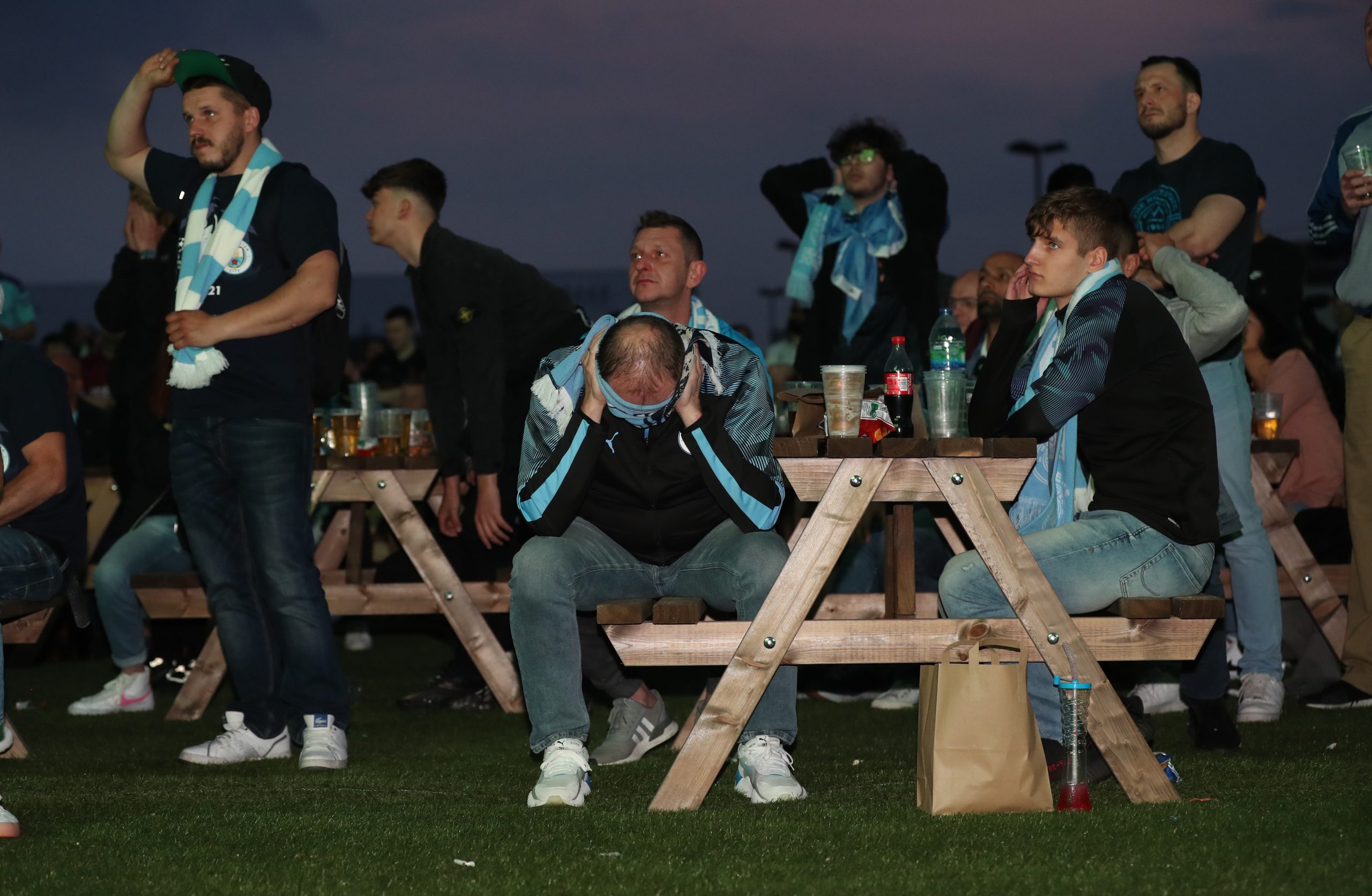 epa09235913 Manchester City supporters watch the UEFA Champions League final in Manchester, Britain, 29 May 2021. The UEFA Champions League final between Manchester City and Chelsea FC takes place in Porto, Portugal.  EPA-EFE/PAUL CURRIE