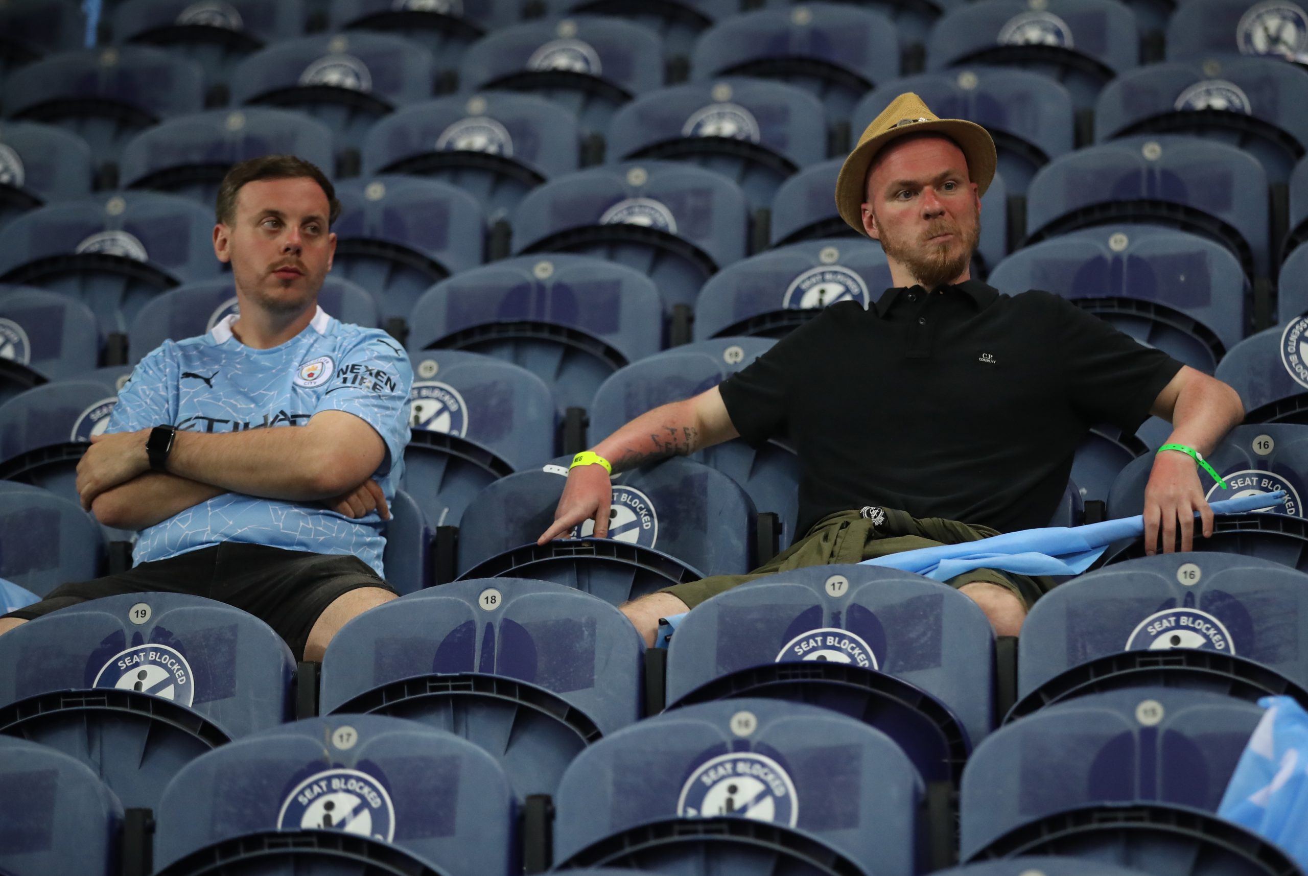 epa09235956 Fans of Manchester City react after the UEFA Champions League final between Manchester City and Chelsea FC in Porto, Portugal, 29 May 2021.  c EPA-EFE/Carl Recine/ POOL