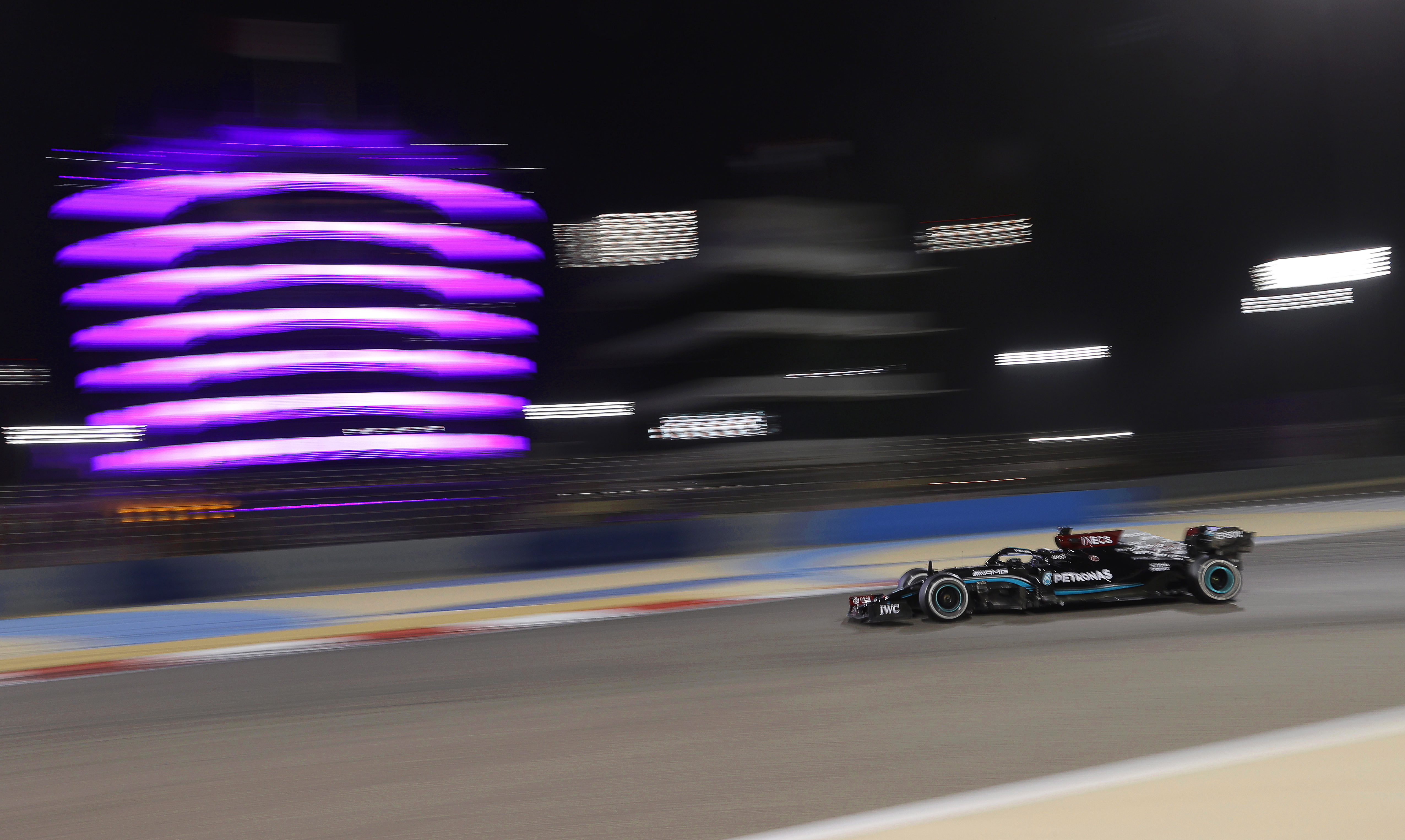 epaselect epa09103389 British Formula One driver Lewis Hamilton of Mercedes-AMG Petronas is on his way to win the 2021 Formula One Grand Prix of Bahrain at the Sakhir circuit near Manama, Bahrain, 28 March 2021.  EPA-EFE/VALDRIN XHEMAJ