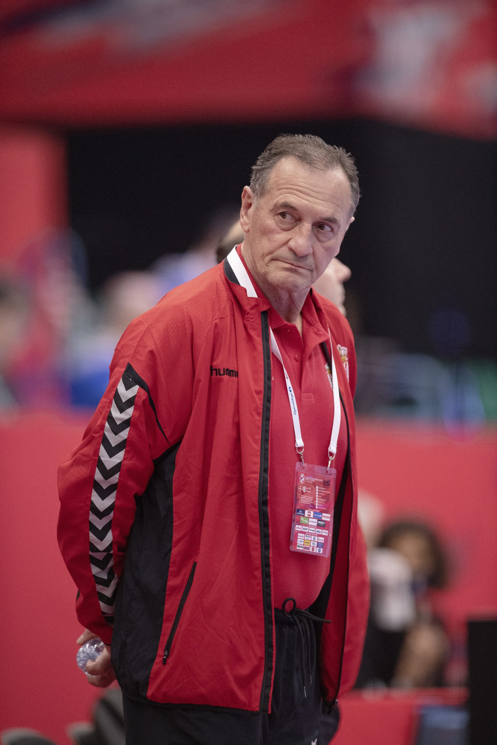epa08866484 Head coach Ljubomir Obradovic of Serbia before the EHF EURO 2020 European Women's Handball preliminary round match between Serbia and Hungary at Sydbank Arena in Kolding, Denmark, 06 December 2020.  EPA-EFE/BO AMSTRUP  DENMARK OUT