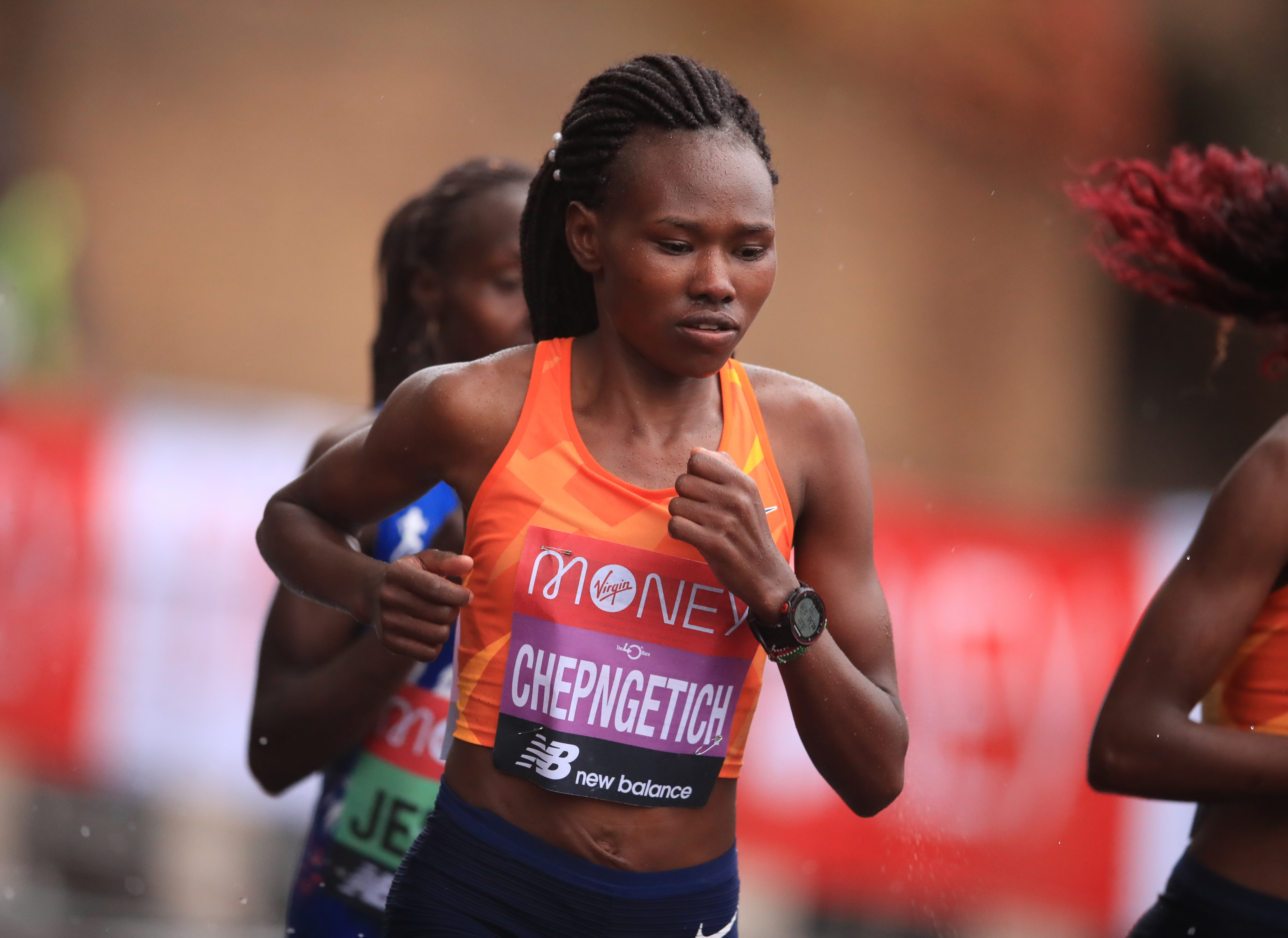 epa08718986 Ruth Chepngetich of Kenya runs in the elite women?s race  during the London Marathon in London, Britain, 04 October 2020.  EPA-EFE/Adam Davy / POOL