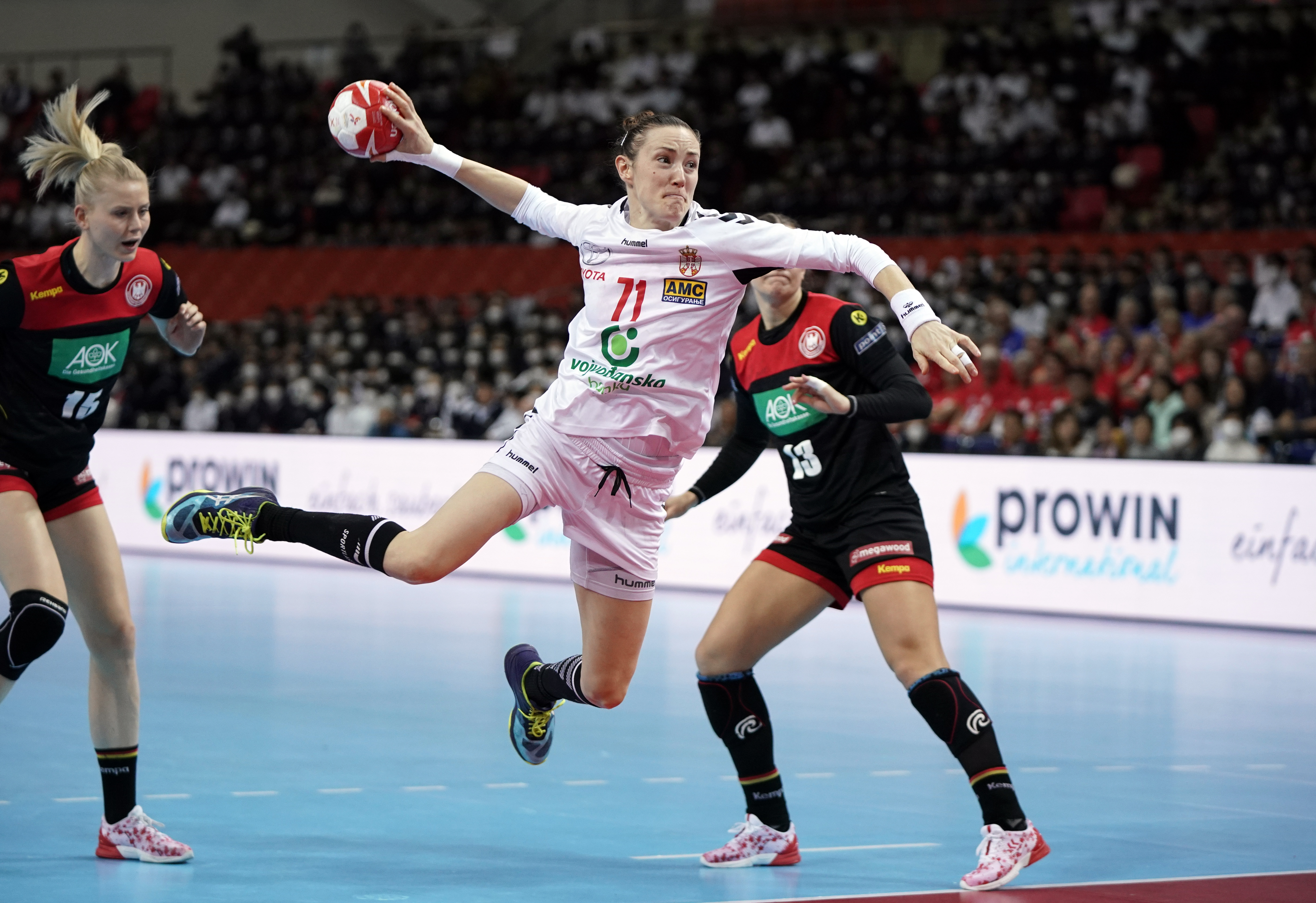 epa08056284 Kristina Liscevic (C) of Serbia in action against Germany during the IHF Women's World Championship main round match between Germany and Serbia in Kumamoto, Japan, 09 December 2019.  EPA-EFE/FRANCK ROBICHON