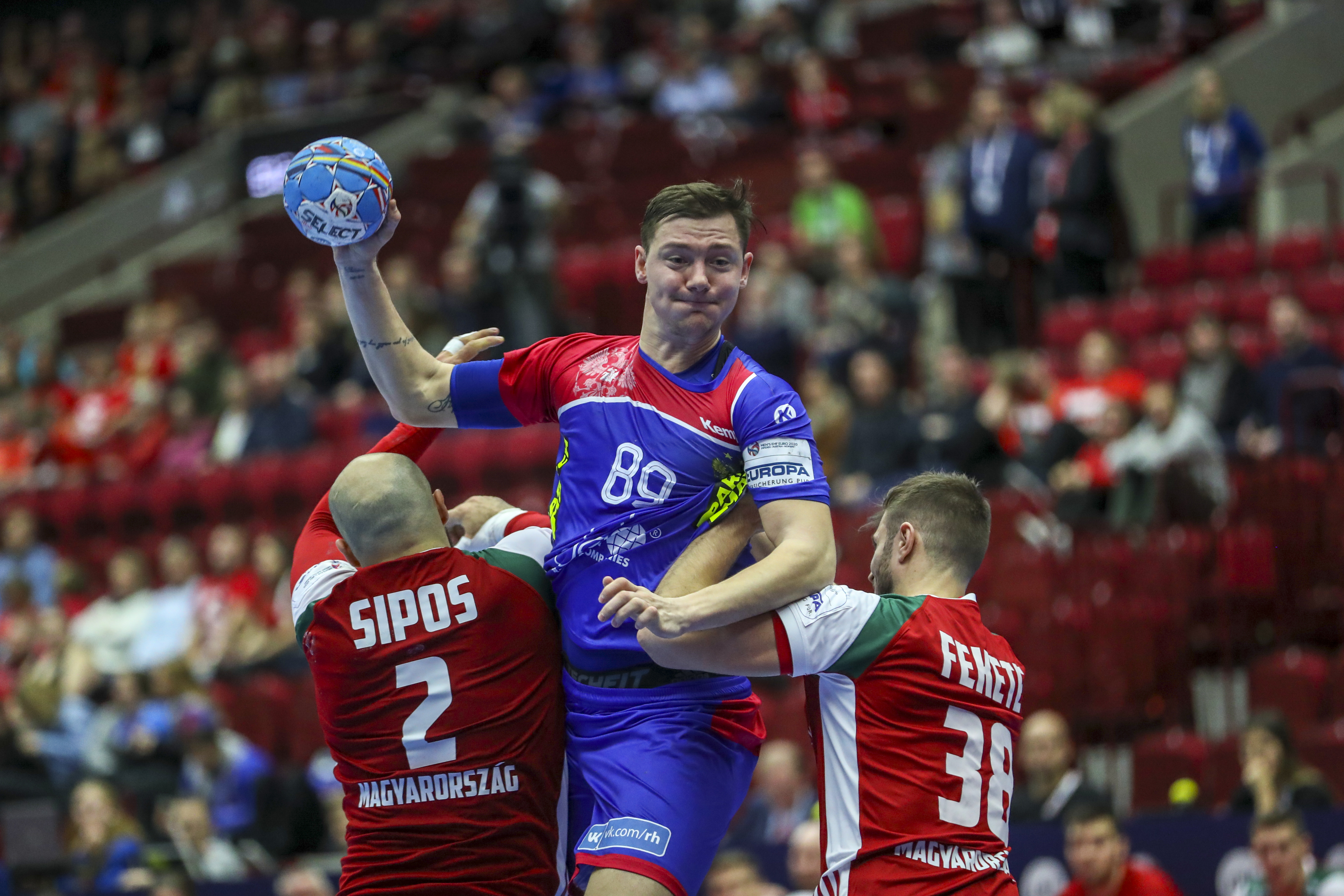 epa08120074 Russia's Dmitrii Zhitnikov (C) in action during the Men's EHF EURO 2020 Handball preliminary round between Hungary and Russia in Malmo, Sweden, 11 January 2020.  EPA-EFE/ANDREAS HILLERGREN  SWEDEN OUT
