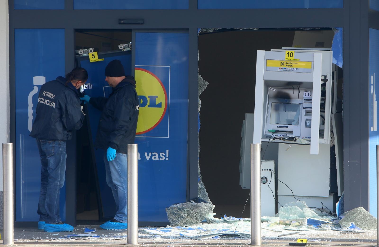 19.02.2021., Karlovac - Rano jutros raznesen je bankomat na trgovackom centru Lidl u gradskoj cetvrti Dubovac. U tijeku je policijski ocevid.
Photo: Kristina Stedul Fabac/Pixsell