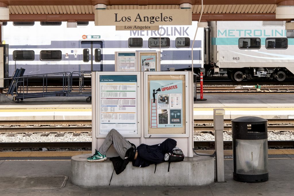 beskucnici epa08340027 A homeless man sleep on a bench the Union Station metro station amid the coronavirus pandemic in Los Angeles, California, USA, 02 April 2020.  EPA-EFE/ETIENNE LAURENT