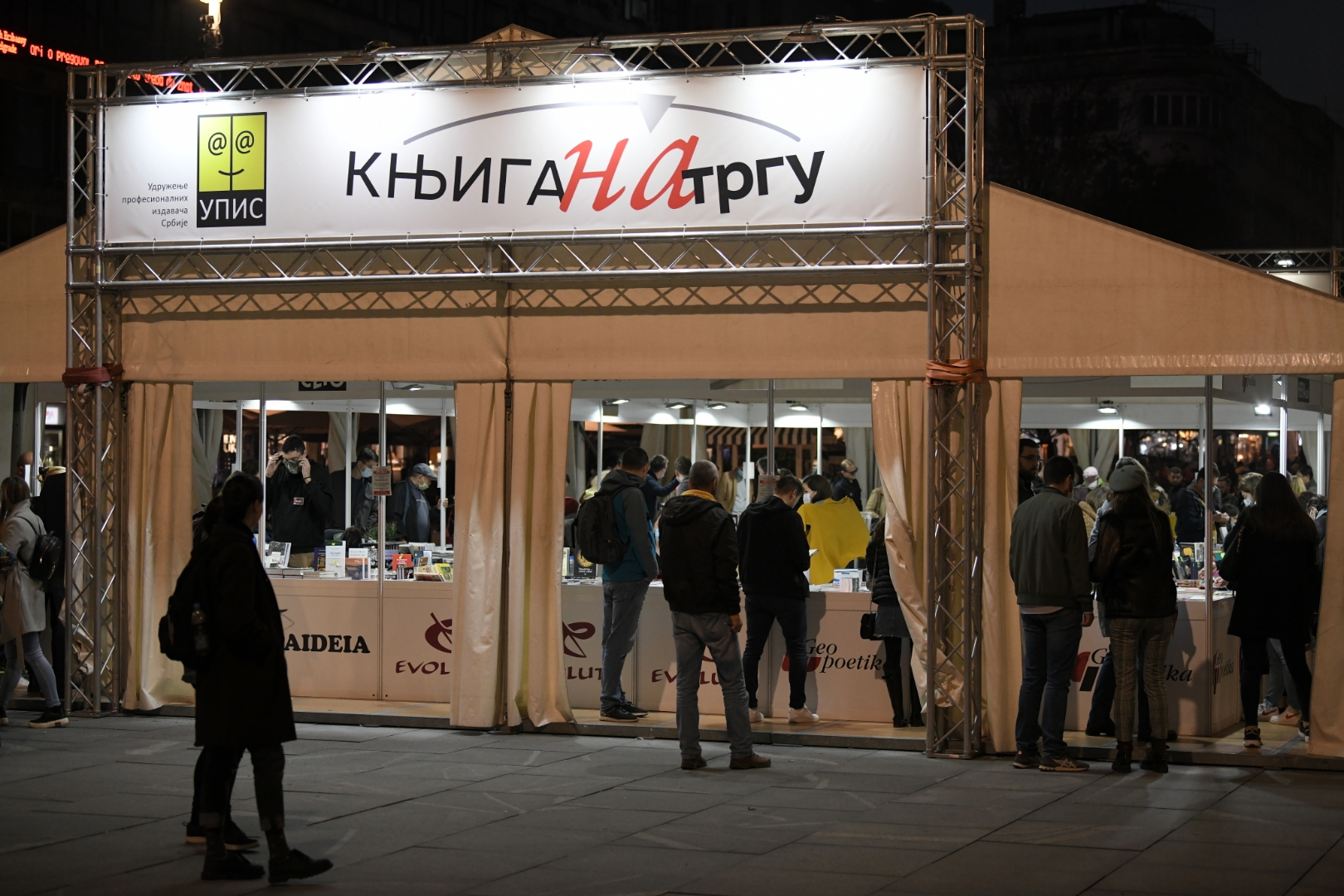 Beograd 25.10.2020. Knjiga na Trgu, sajam knjiga, štandovi sa knjigama, izdavači, sajam knjiga na Trgu Foto: Dragan Mujan/Nova.rs