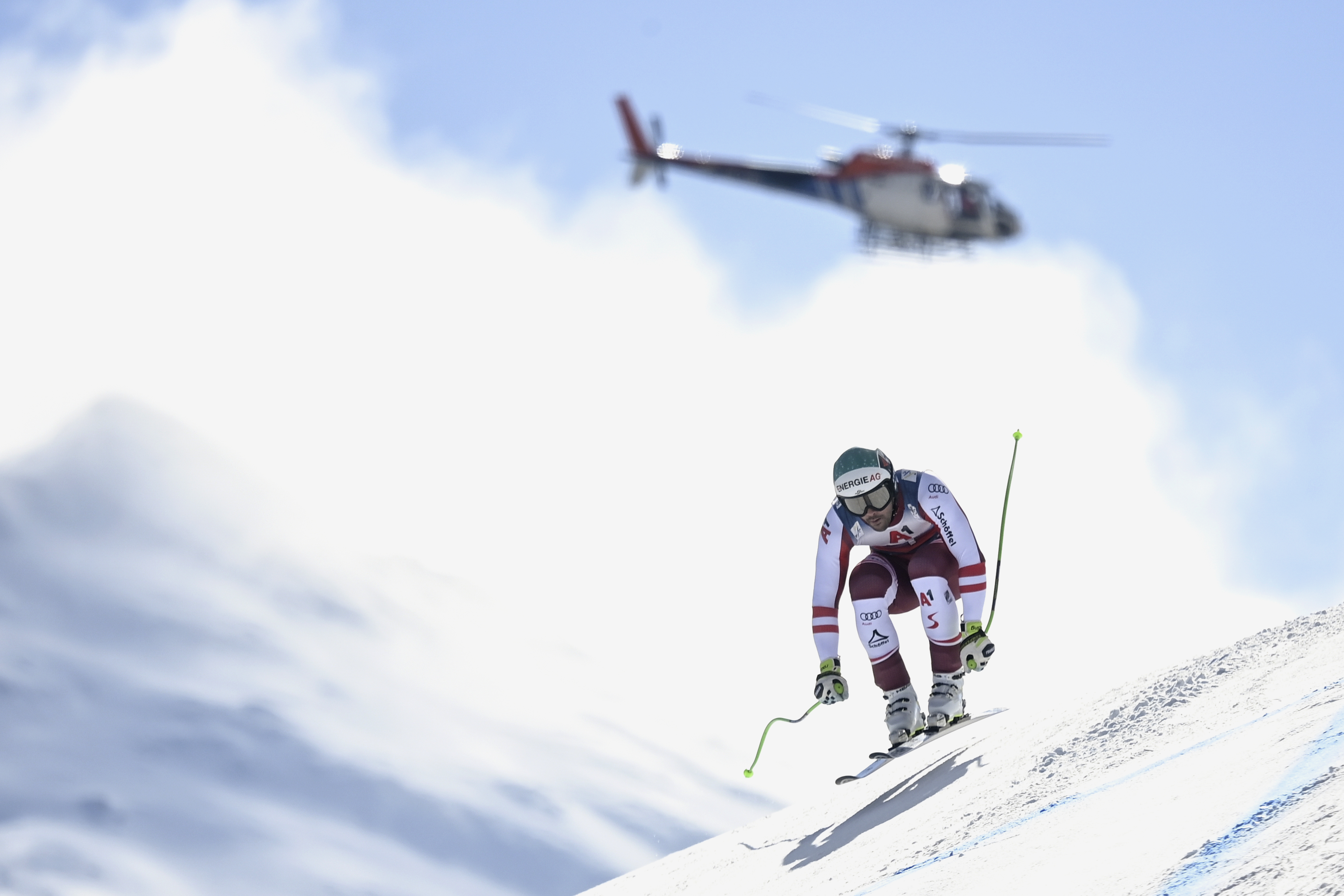epaselect epa09055877 Vincent Kriechmayr of Austria speeds down the slope during the Men's Downhill race of the FIS Alpine Skiing World Cup in Saalbach-Hinterglemm, Austria, 06 March 2021.  EPA-EFE/CHRISTIAN BRUNA