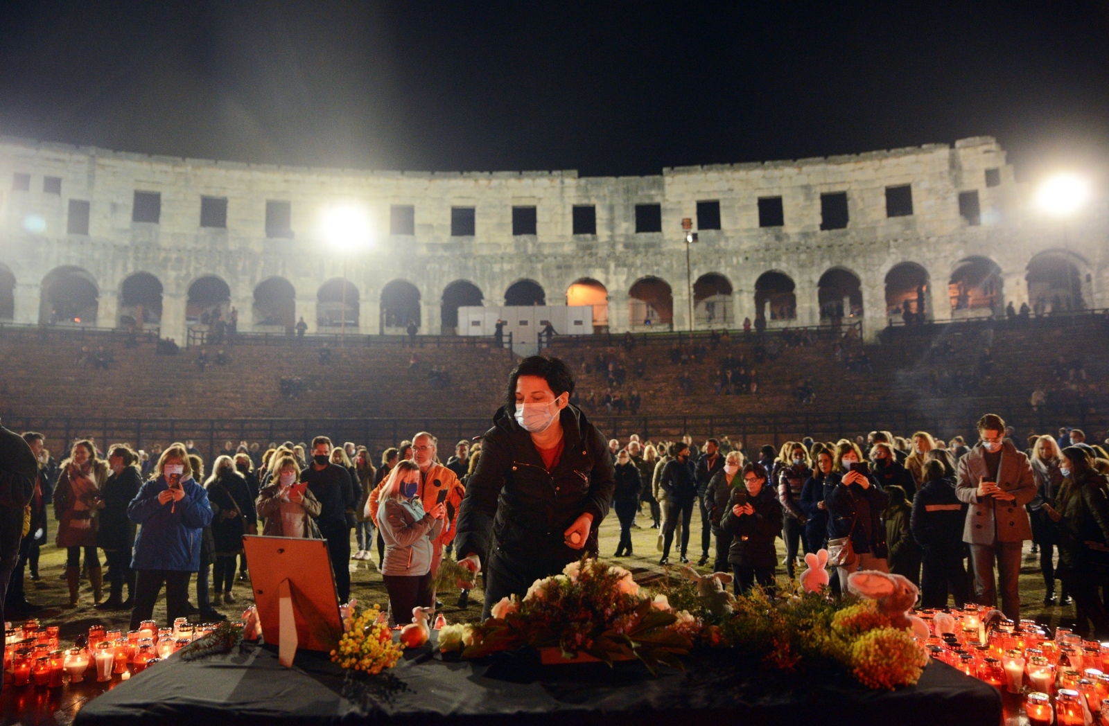 21.02.2021., Pula - Vise stotina Puljana svih uzrasta, okupilo se u pulskoj Areni kako bi posljednji put odali pocast svom idolu Djordje Balasevicu.
Photo: Sasa Miljevic/PIXSELL