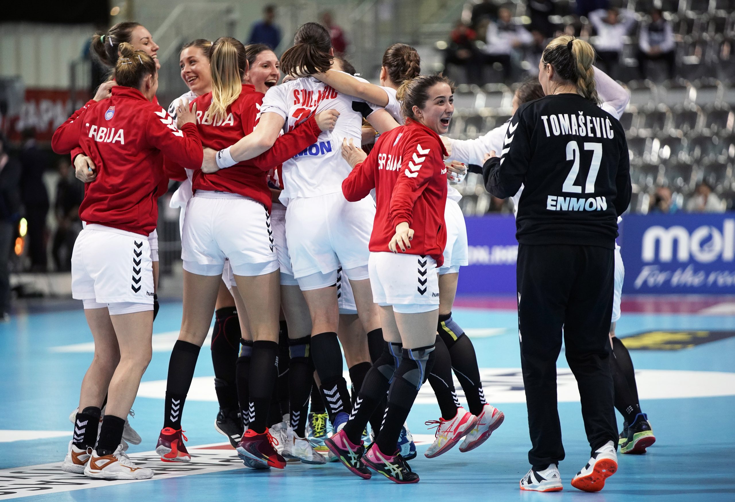 epa08062182 Serbian players celebrate after the IHF Women's World Championship main round match between Serbia and Denmark in Kumamoto, Japan, 11 December 2019. The match ended 26-26.  EPA-EFE/FRANCK ROBICHON