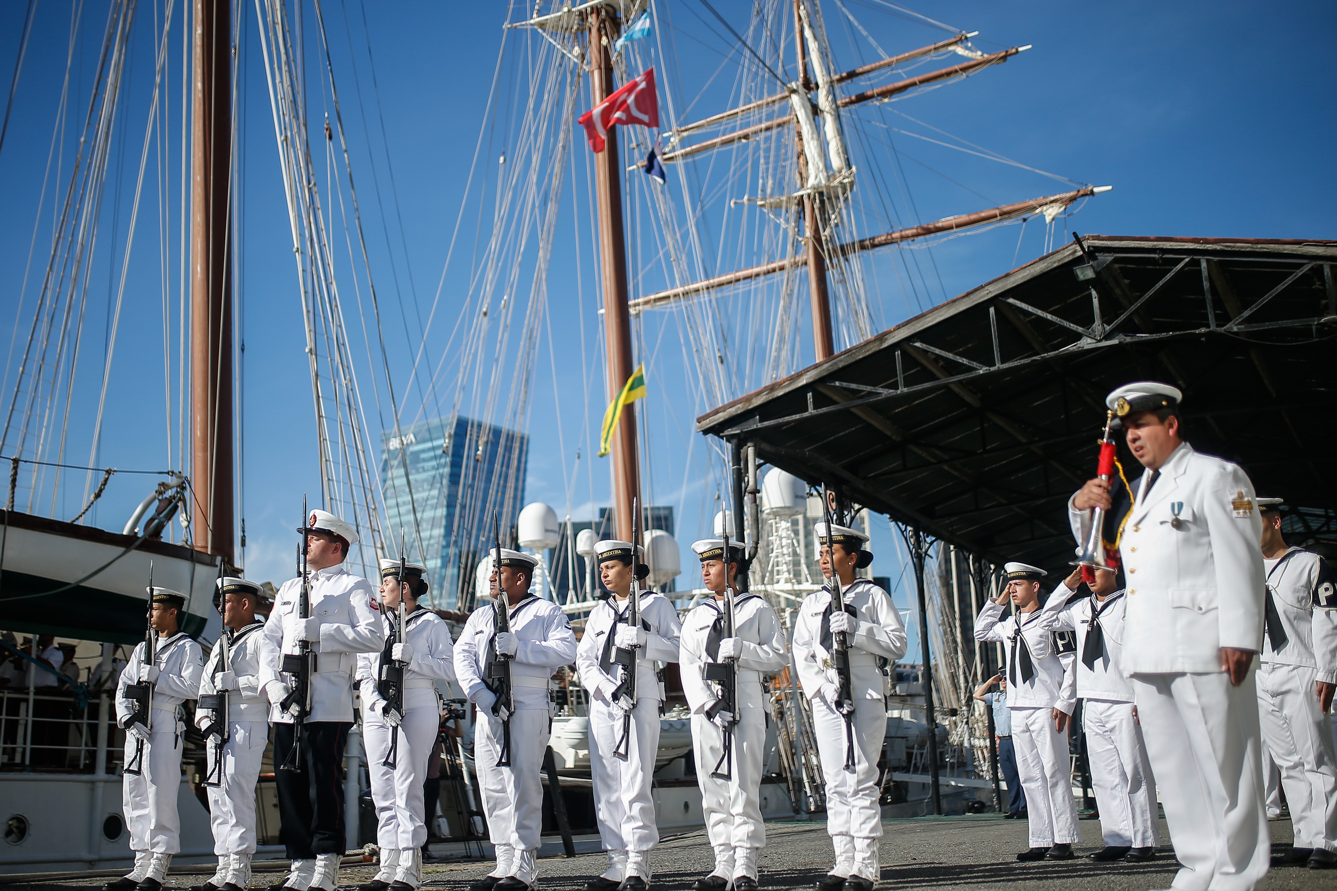 epa08088092 Members of the Argentine Navy welcome with honors the Spanish school ship Juan Sebastian Elcano as it arrives to the port of Buenos Aires, Argentina, 23 December 2019.  EPA-EFE/JUAN IGNACIO RONCORONI