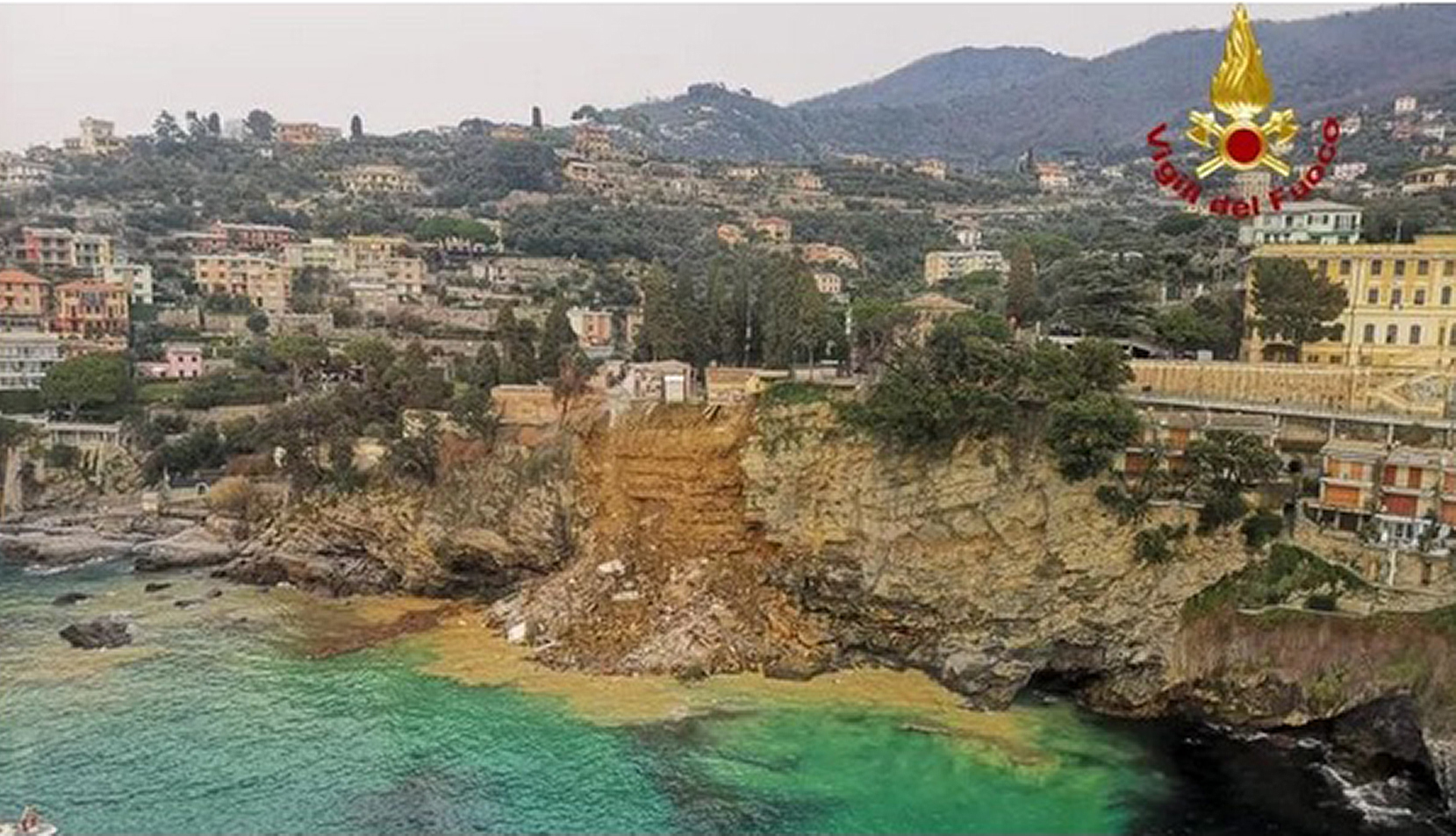 Italy: Landslide in Camogli, part of the cemetery collapse. At least 200 coffins end up in the sea            Camogli