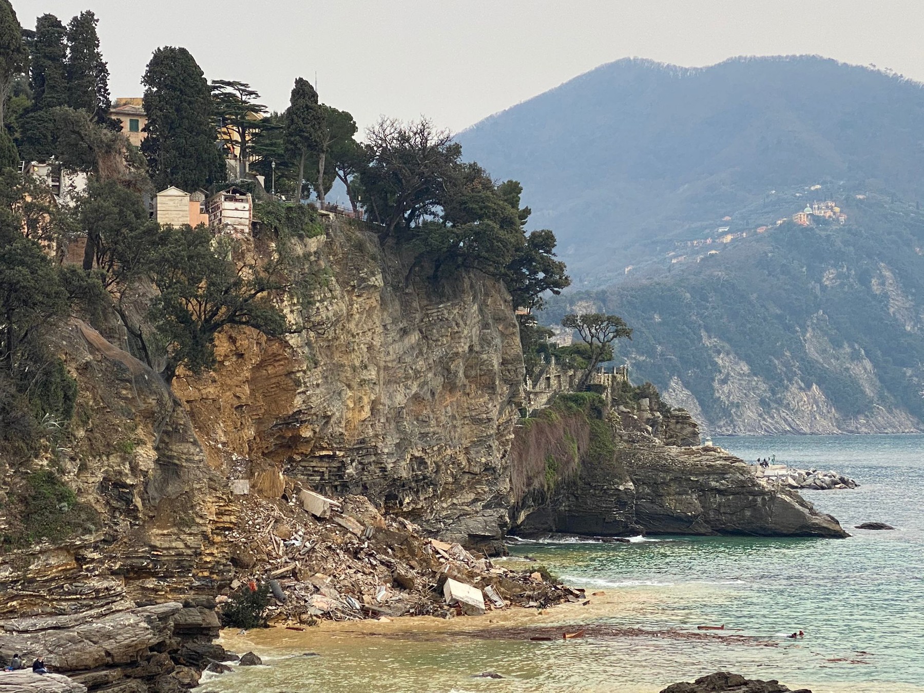 Italy: Landslide in Camogli. A part of the cemetery collapse and at least 200 coffins end up in the sea