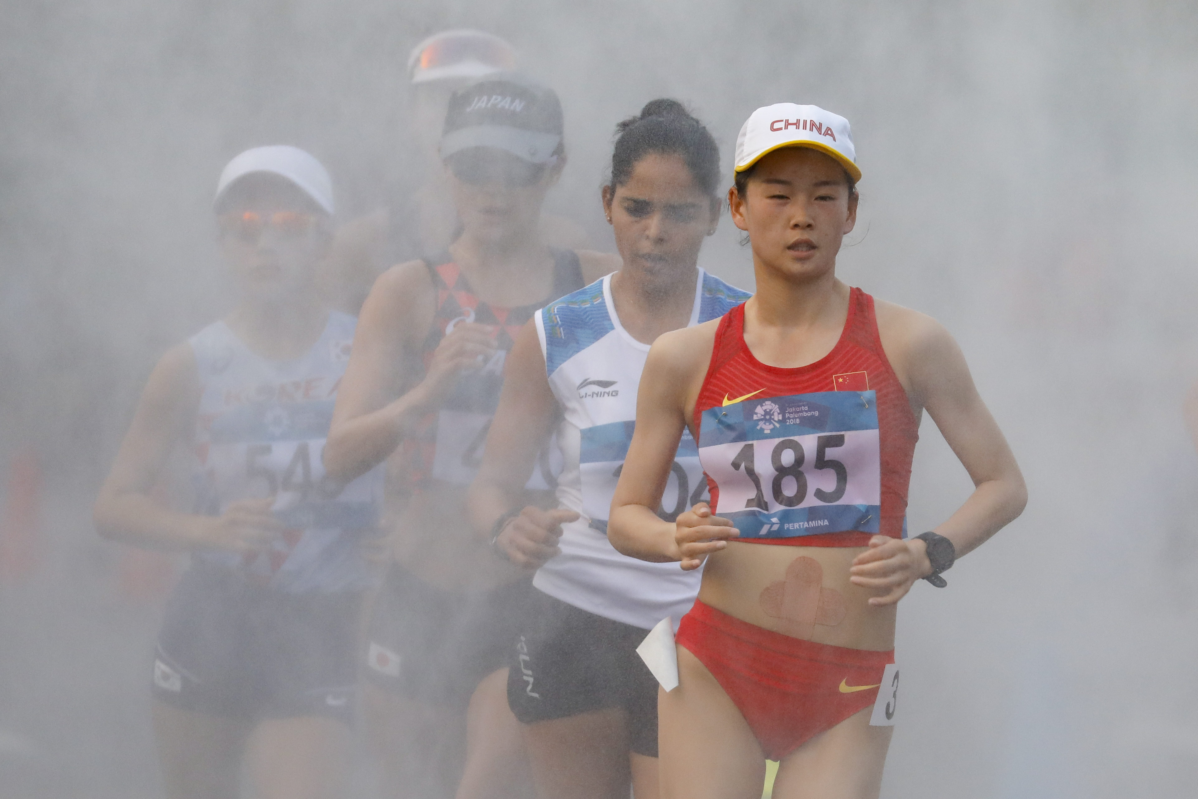 epa06979922 China's Jiayu Yang in action in the Women's 20km Race Walk at the Asian Games 2018 in Jakarta, Indonesia, 29 August 2018.  EPA-EFE/CHRISTIAN BRUNA