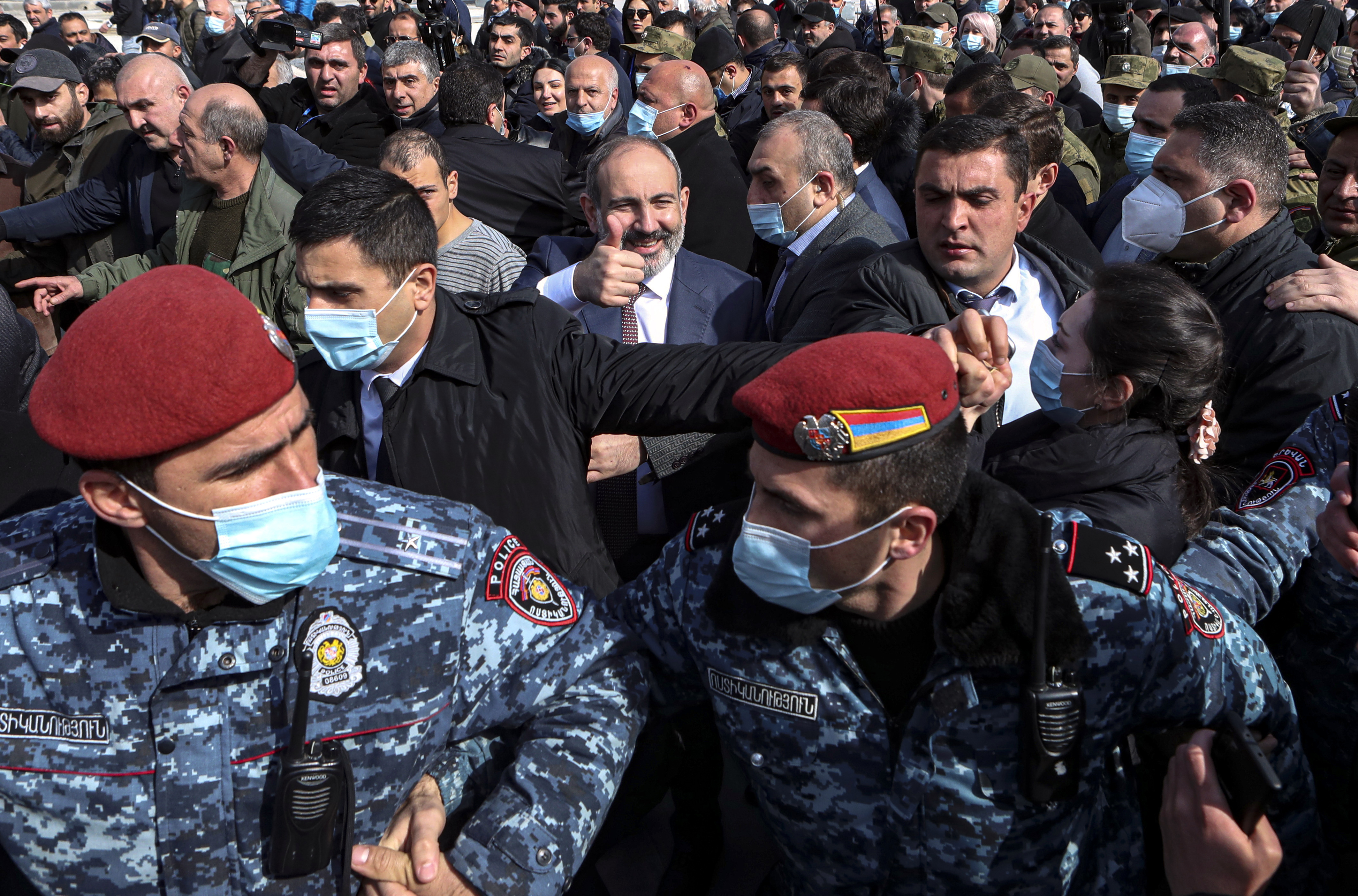 Jermenija protesti, Supporters of Armenia's Prime Minister Pashinyan rally in Yerevan