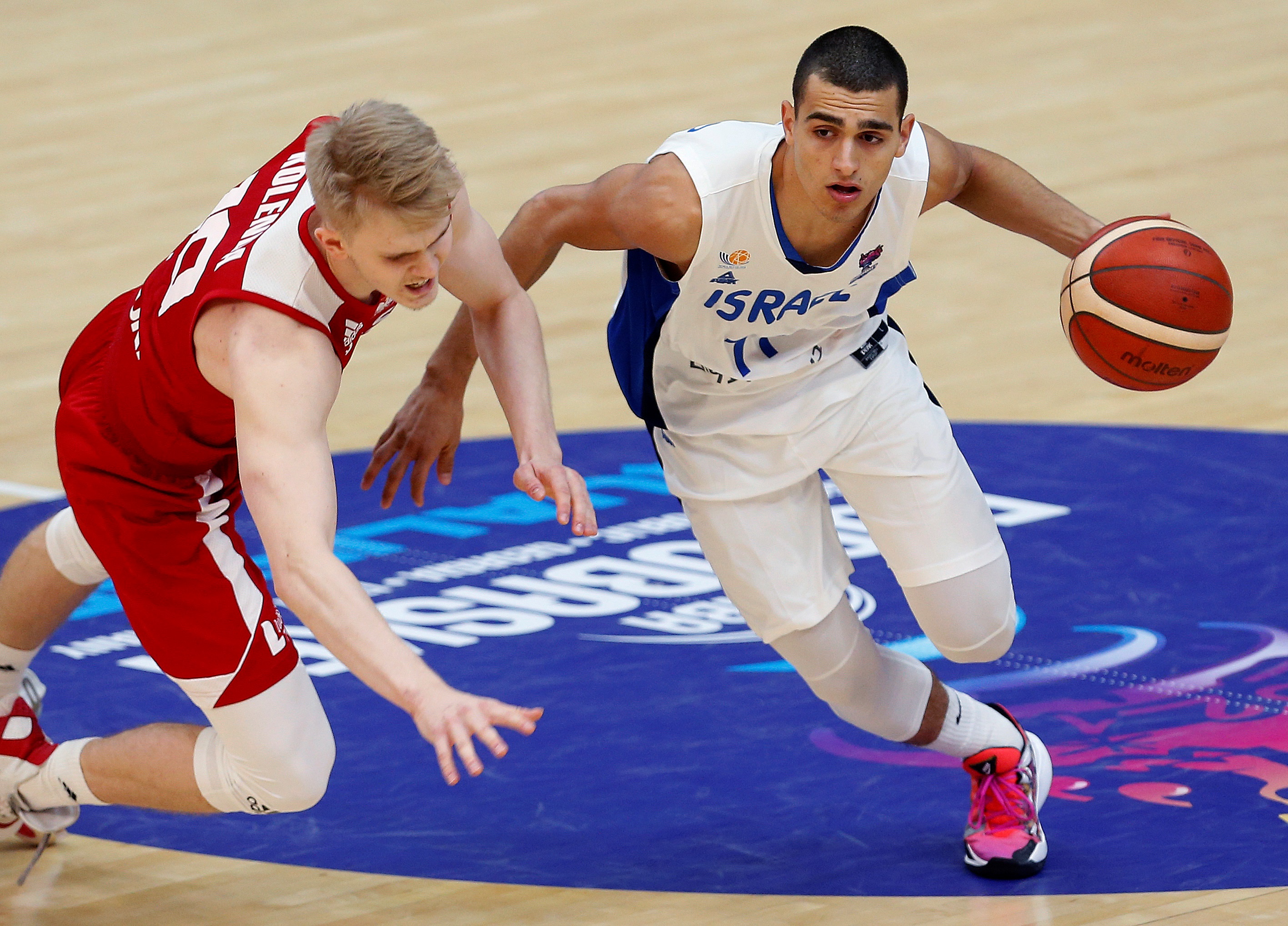 epa08853272 Israel's guard Yam Madar (R) in action against Poland's guard Lukasz Kolenda (L) during the 2022 Eurobasket qualifying game between Israel and Poland in Valencia, Spain, 30 November 2020.  EPA-EFE/Miguel Angel Polo