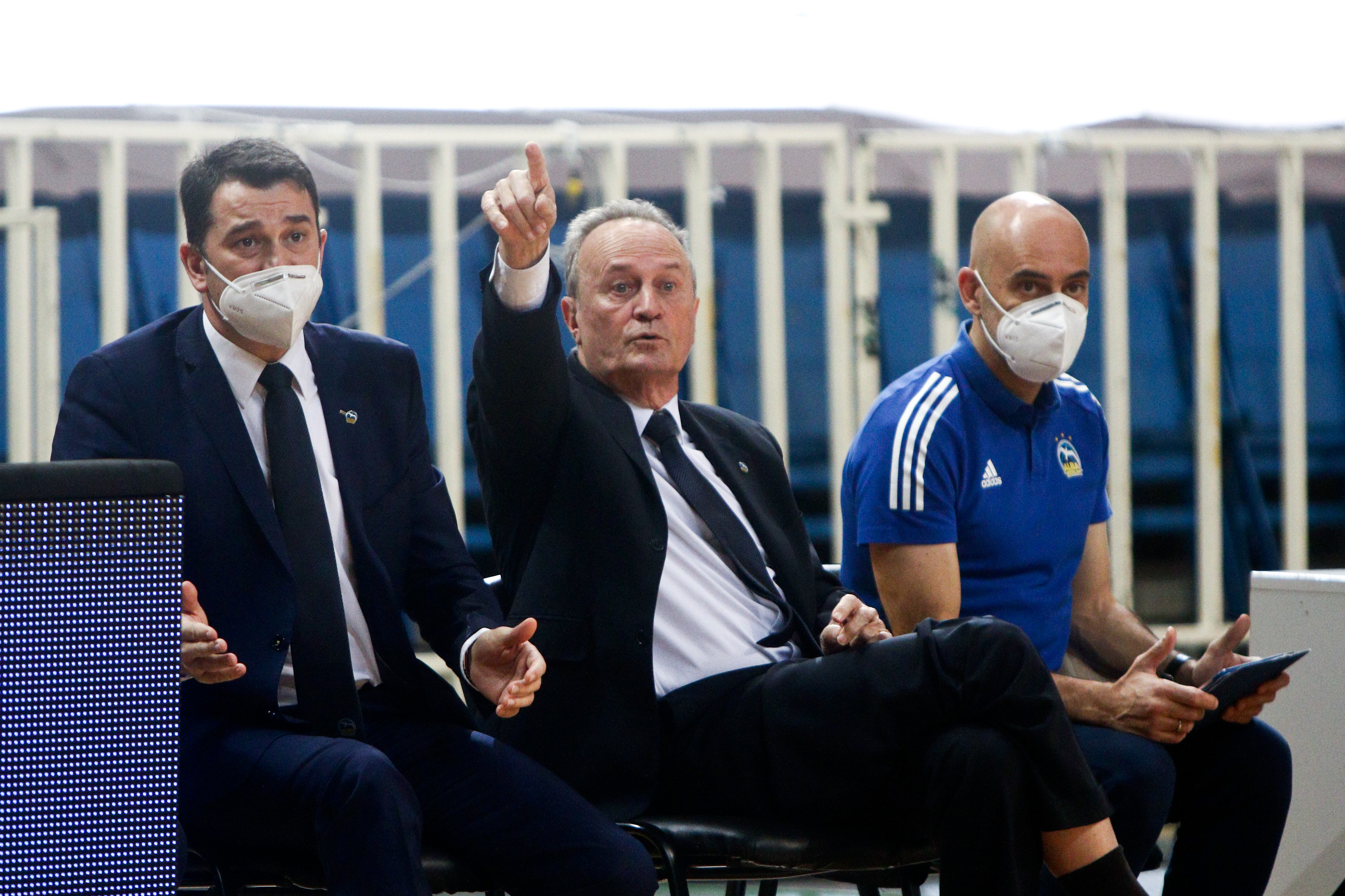 epa08890540 Aito Garcia Reneses, coach of Alba reacts during the Eurolague basketball match between Panathinaikos OPAP Athens and Alba Berlin  at the OAKA Stadium in Athens, Greece, 17 December 2020.  EPA-EFE/GEORGIA PANAGOPOULOU