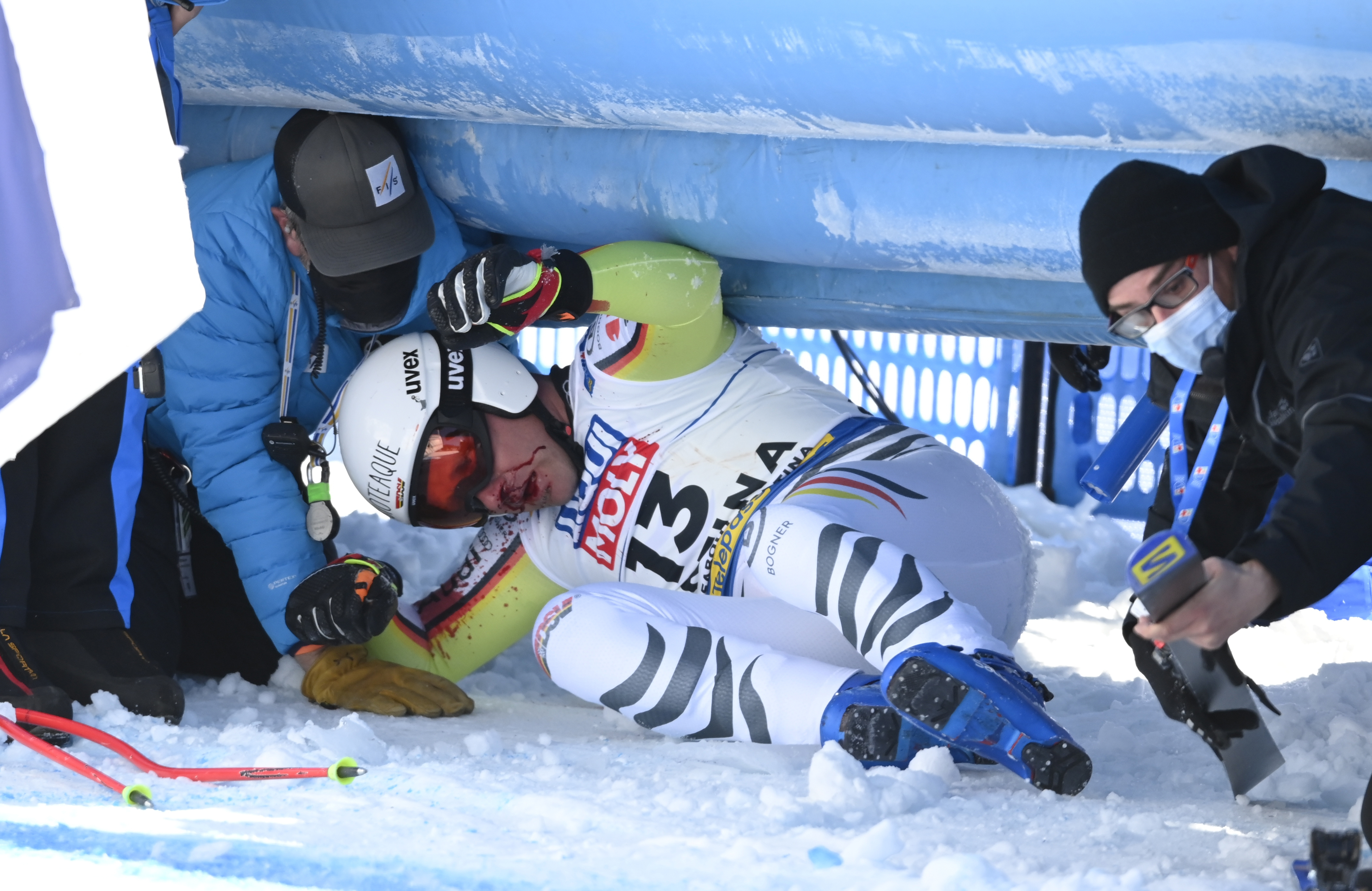 epaselect epa09011573 Romed Baumann of Germany reacts after crashing in the finish area during the Men's Downhill race at the FIS Alpine Skiing World Championships in Cortina d'Ampezzo, Italy, 14 February 2021.  EPA-EFE/CHRISTIAN BRUNA