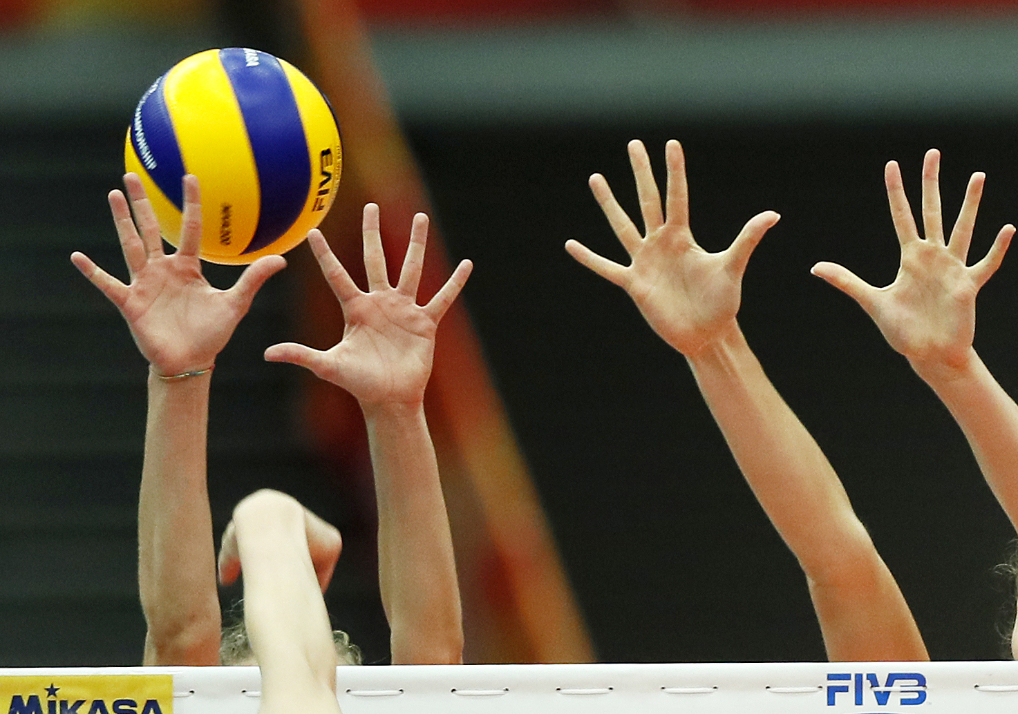 epa07085344 The ball attacked by Kimberly Hill of USA is through blocks of Italy during the FIVB Women's World Championship second round Pool F match between Italy and USA in Osaka, western Japan, 11 October 2018.  EPA-EFE/KIMIMASA MAYAMA