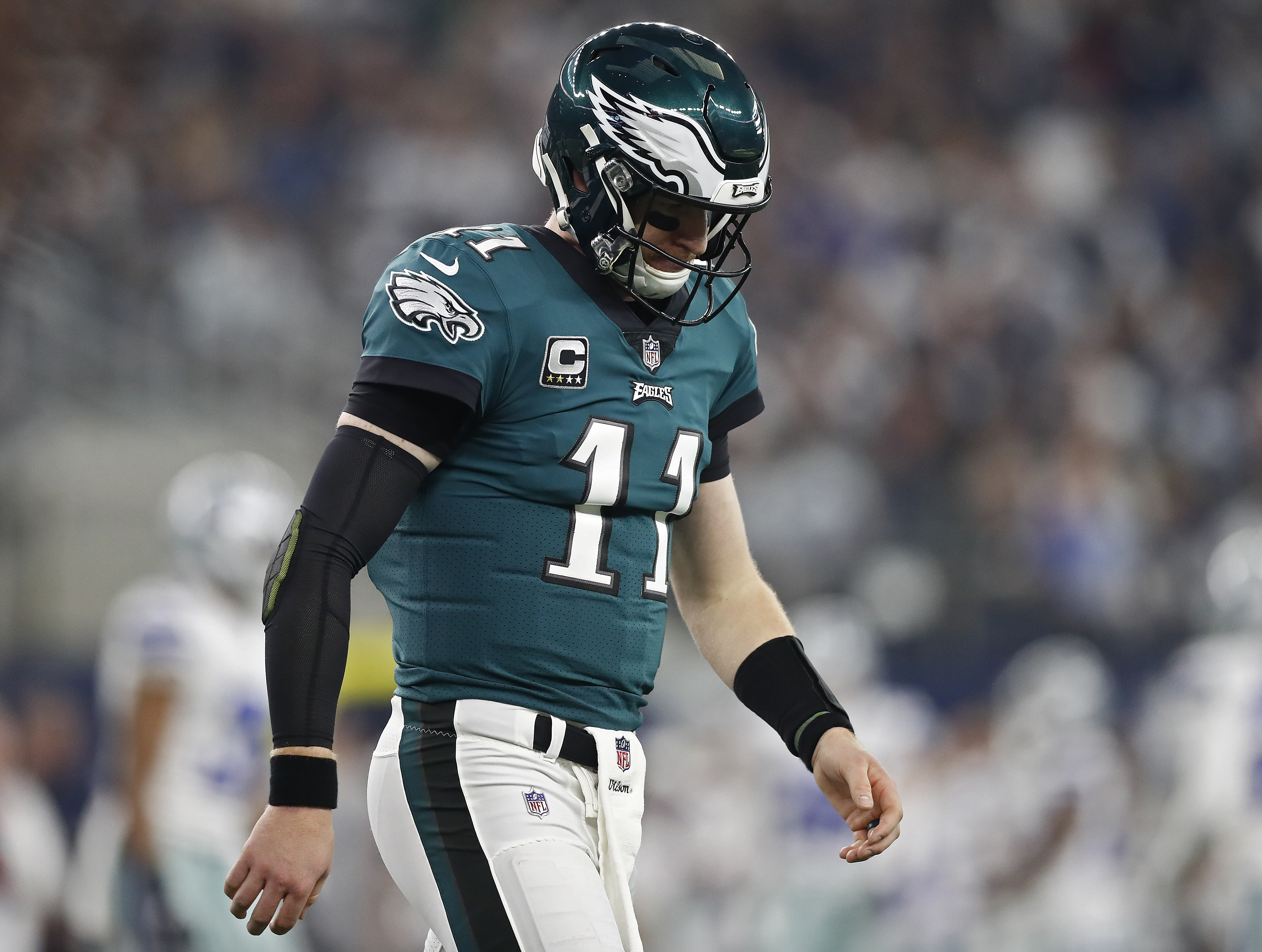 epa07220622 Philadelphia Eagles quarterback Carson Wentz walks off the field after missing a first down against the Dallas Cowboys in the first half of their game at AT&amp;T Stadium in Arlington, Texas, USA, 09 December 2018.  EPA-EFE/LARRY W. SMITH
