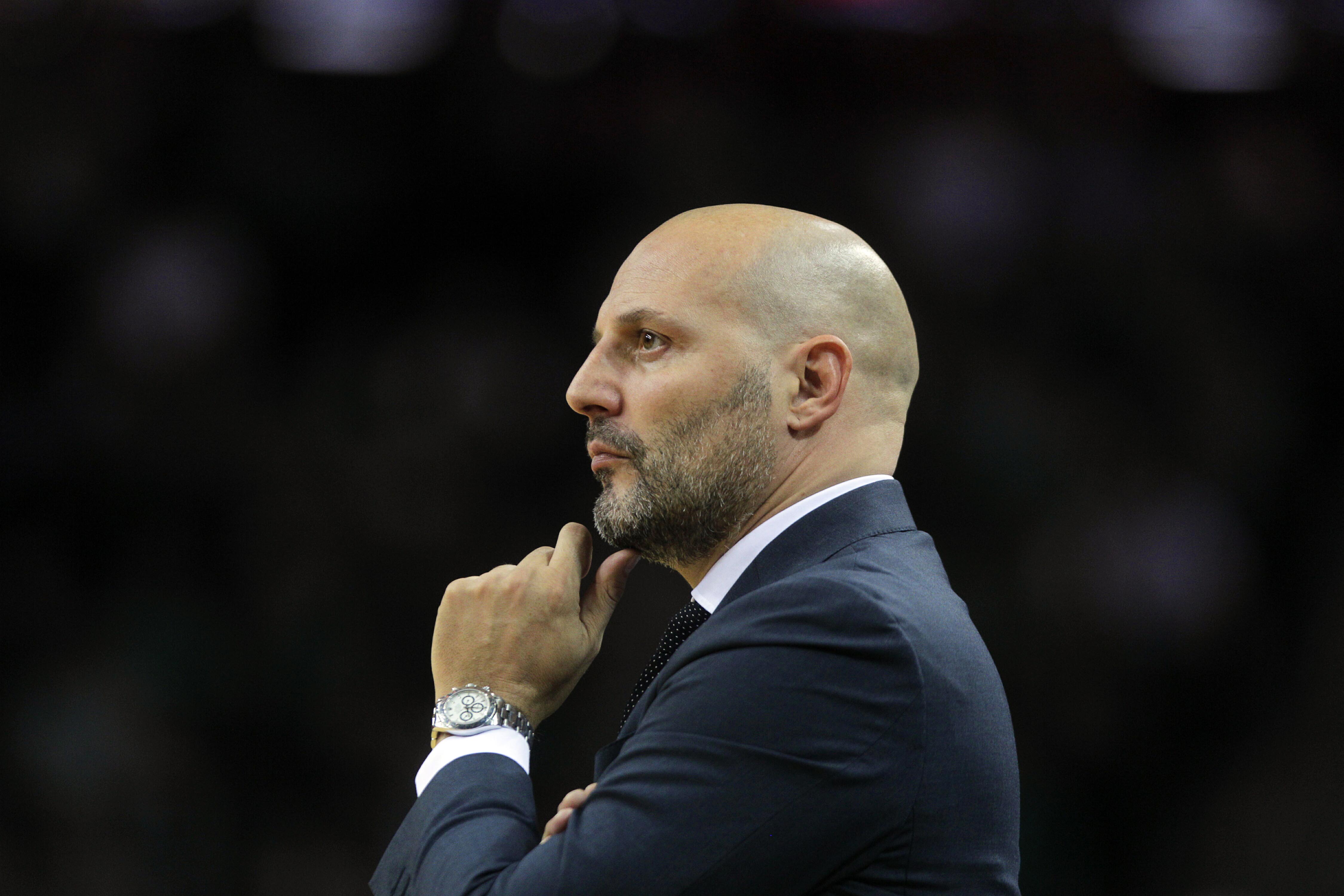 epa05073261 Panathinaikos Athens' head coach Aleksandar Djordjevic watches the Euroleague basketball match between Zalgiris Kaunas and Panathinaikos Athens in Kaunas, Lithuania, 17 December 2015.  EPA/VALDA KALNINA