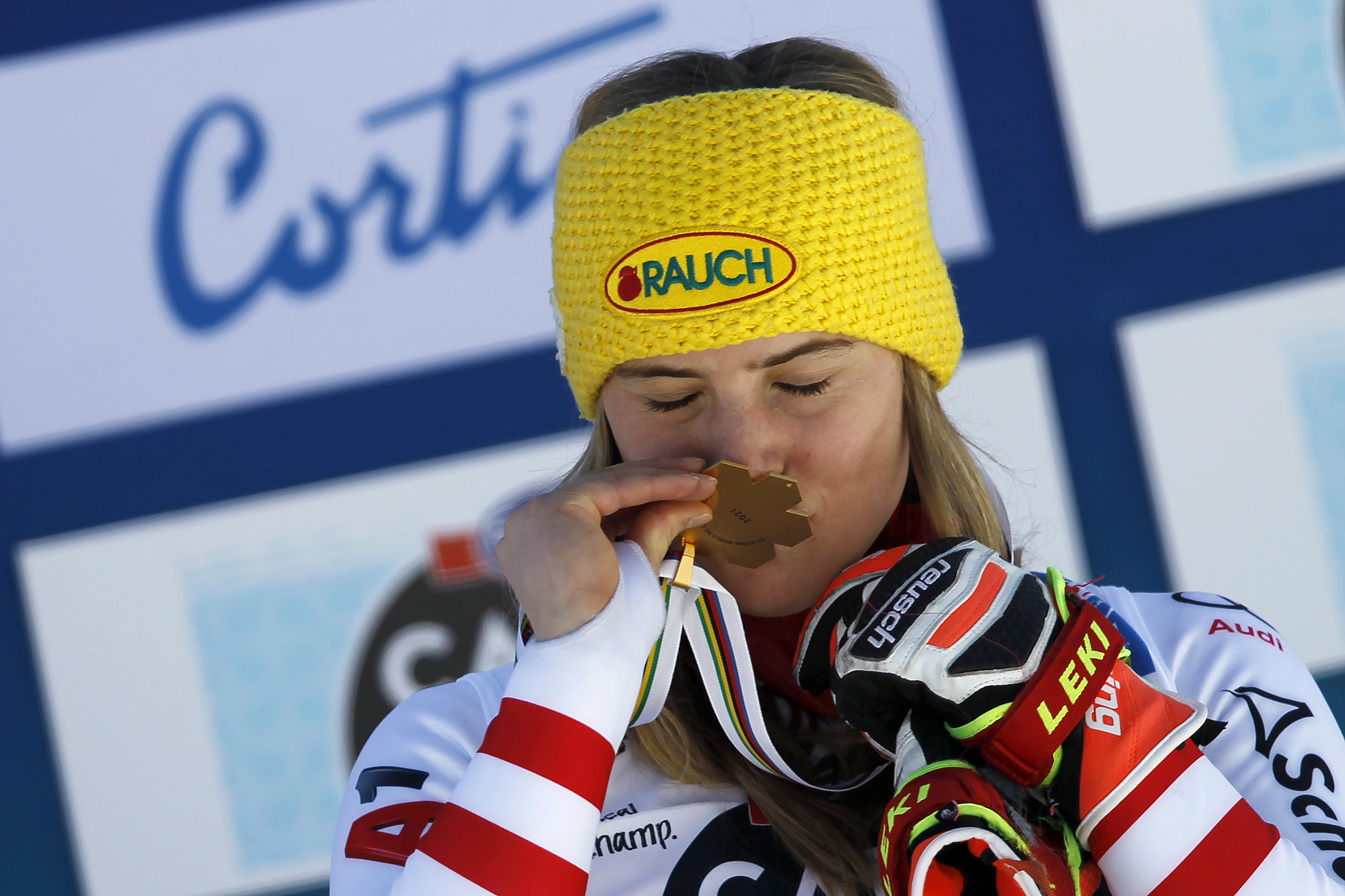 epa09026171 Katharina Liensberger of Austria celebrates with her Gold medal on the podium for the Women's Slalom race at the FIS Alpine Skiing World Championships in Cortina d'Ampezzo, Italy, 20 February 2021.  EPA-EFE/LUCIANO SOLERO