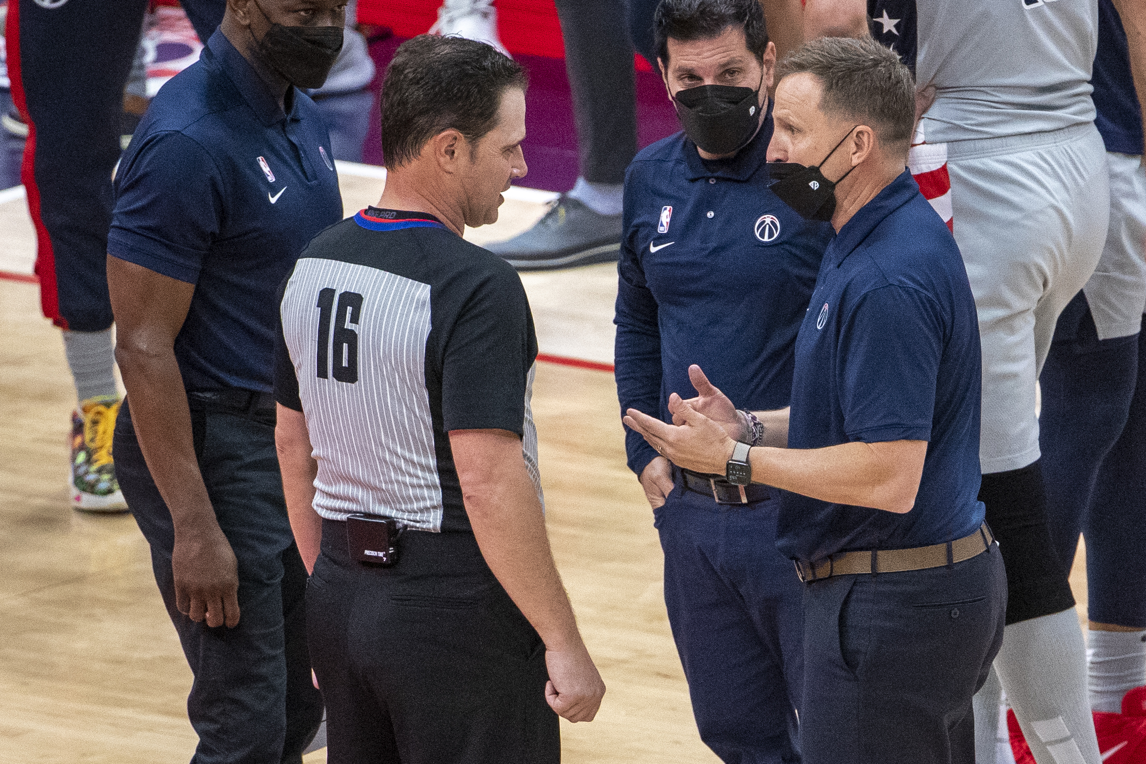 epa09205140 Washington Wizards head coach Scott Brooks (R) talks with a referee during the NBA game between the Charlotte Hornets and the Washington Wizards at Capital One Arena in Washington, DC, USA, 16 May 2021.  EPA-EFE/SHAWN THEW  SHUTTERSTOCK OUT