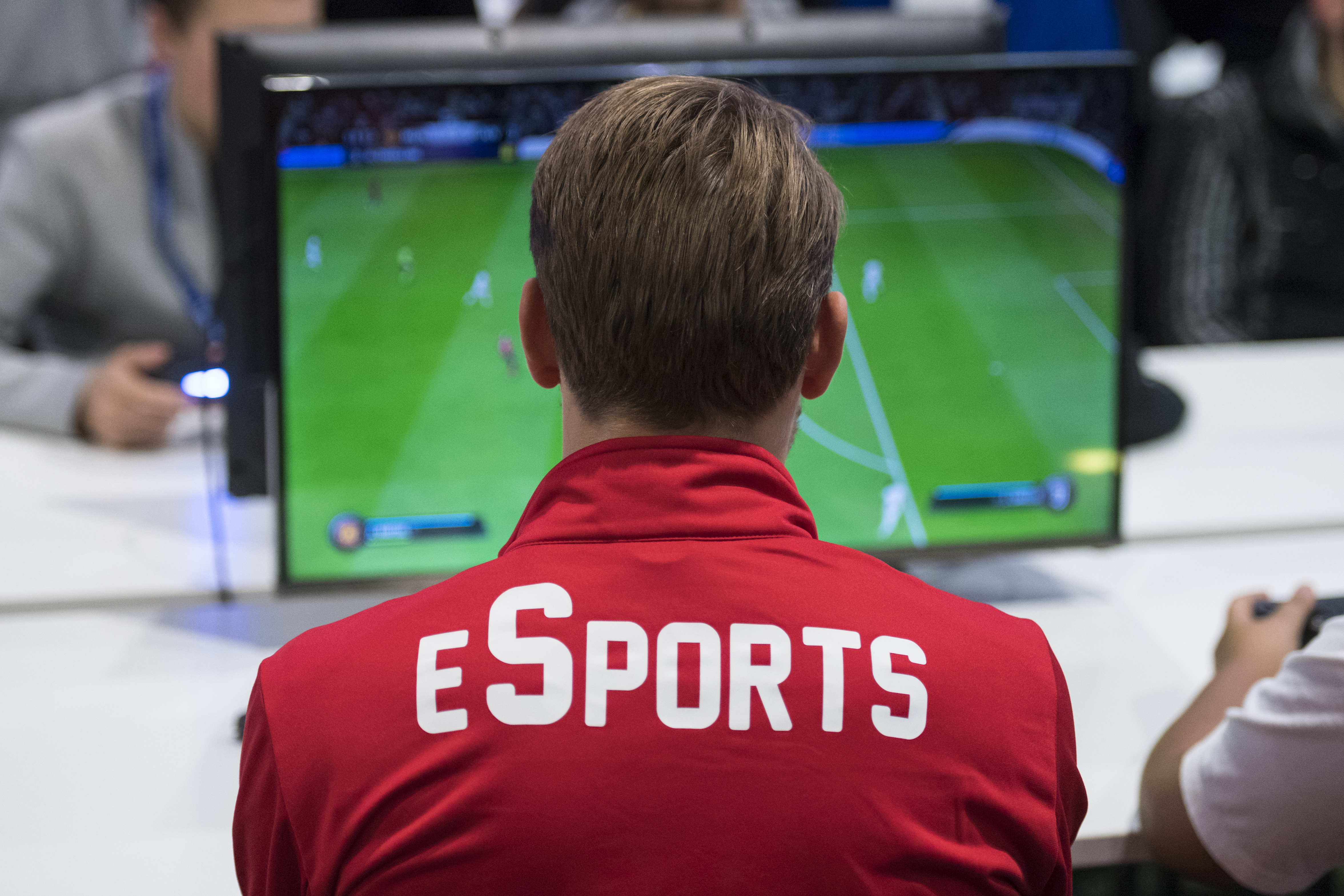 epa07139470 A person plays FIFA during the second edition of the Baloise International Gaming Show in Lausanne, Switzerland, 03 November 2018. The International Gaming Show, is an event dedicated to video games, gaming and eSport.  EPA-EFE/ADRIEN PERRITAZ