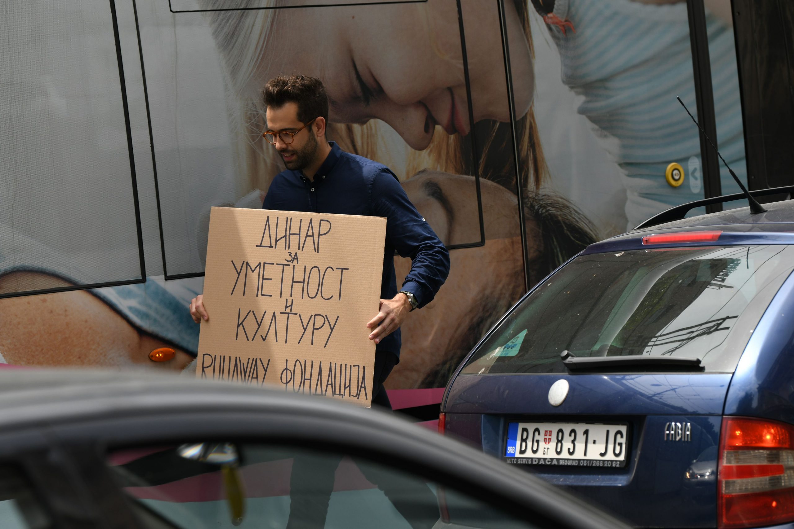 beograd 21 06 2021 Andrej Josifovski alias Pijanista, arhitekta i street art umetnik izveo je danas još jedan performans kako bi skrenuo pažnju javnosti na stanje u kulturi.