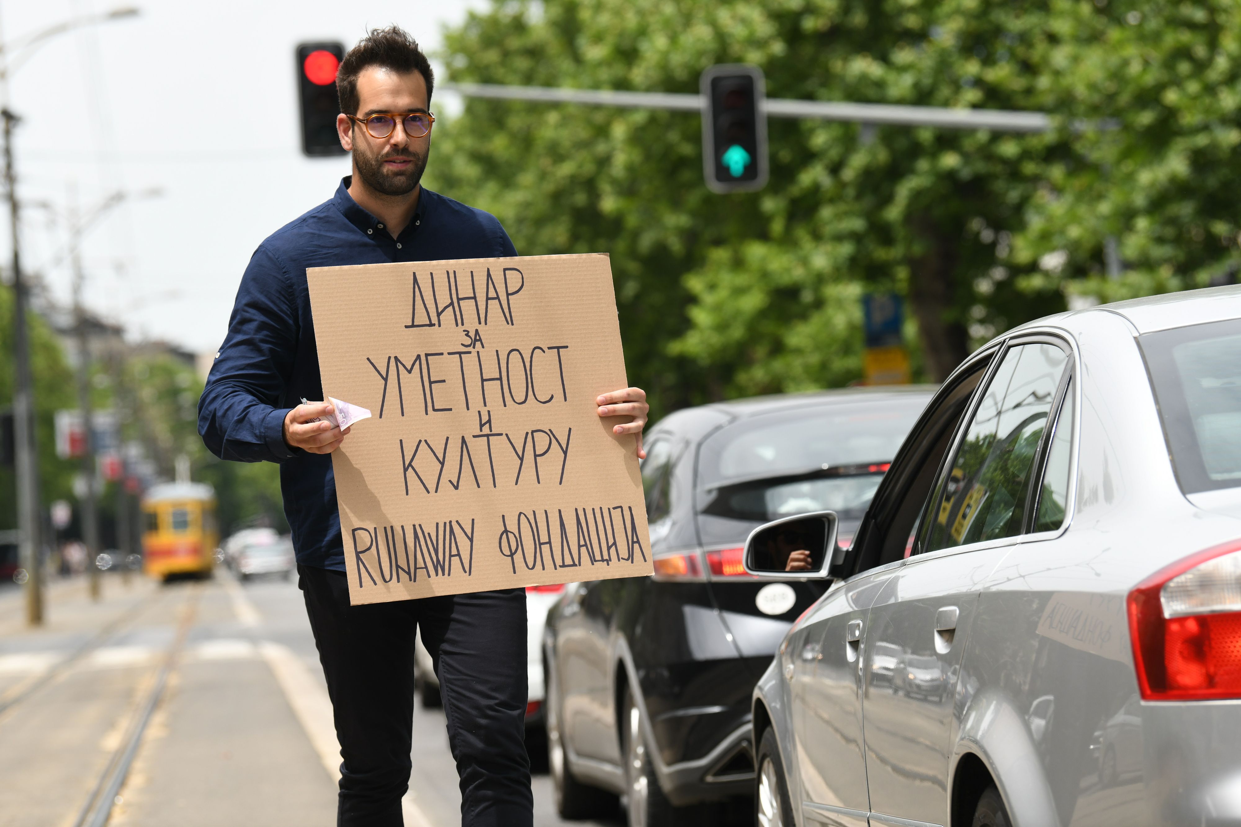 beograd 21 06 2021 Andrej Josifovski alias Pijanista, arhitekta i street art umetnik izveo je danas još jedan performans kako bi skrenuo pažnju javnosti na stanje u kulturi.
