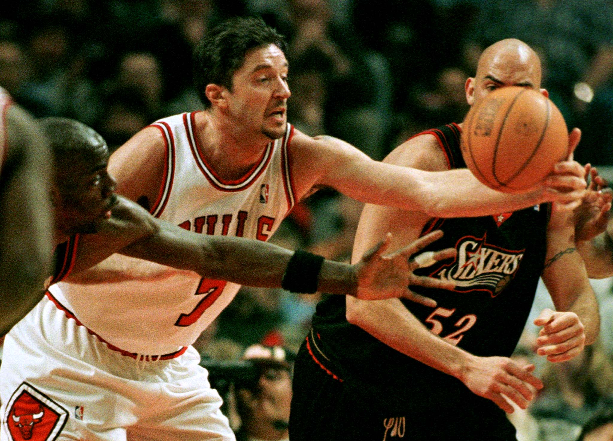 Chicago Bulls' forward Toni Kukoc (C) reaches for the ball along with Philadelphia 76ers' forward Tyrone Hill (L) and forward Matt Geiger (R) during the first quarter of their game in Chicago, March 30.

SUE/HB - RP1DRIKVURAF