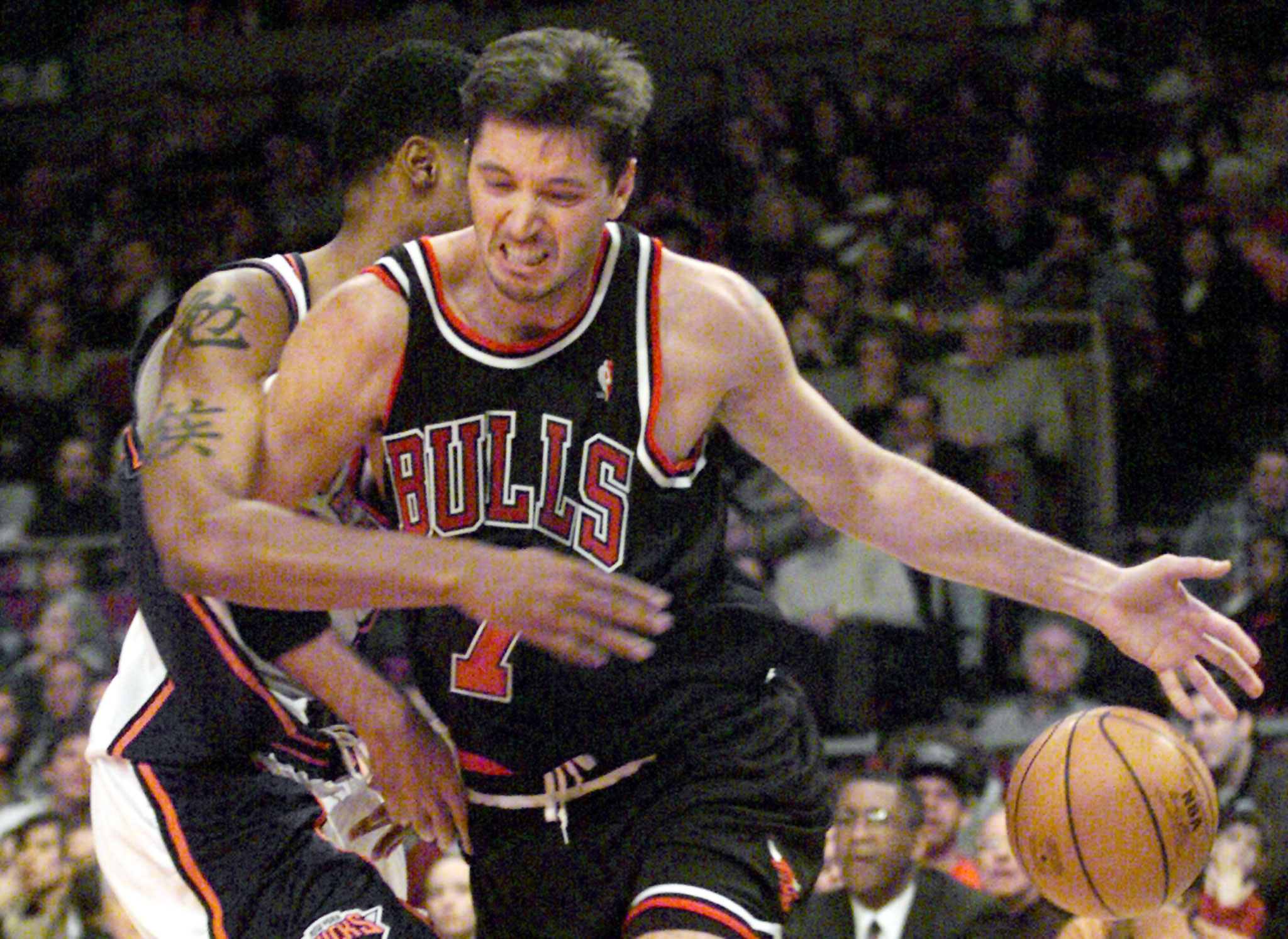 BULLS' KUKOC LOOSES BALL TO KNICKS' CAMBY.