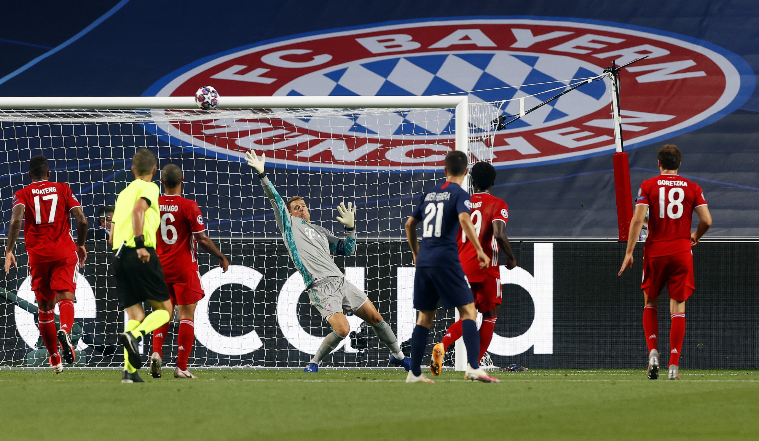 epa08620583 Munich's goalkeeper Manuel Neuer (C) saves a shot during the UEFA Champions League final between Paris Saint-Germain and Bayern Munich in Lisbon, Portugal, 23 August 2020.  EPA-EFE/Matt Childs / POOL