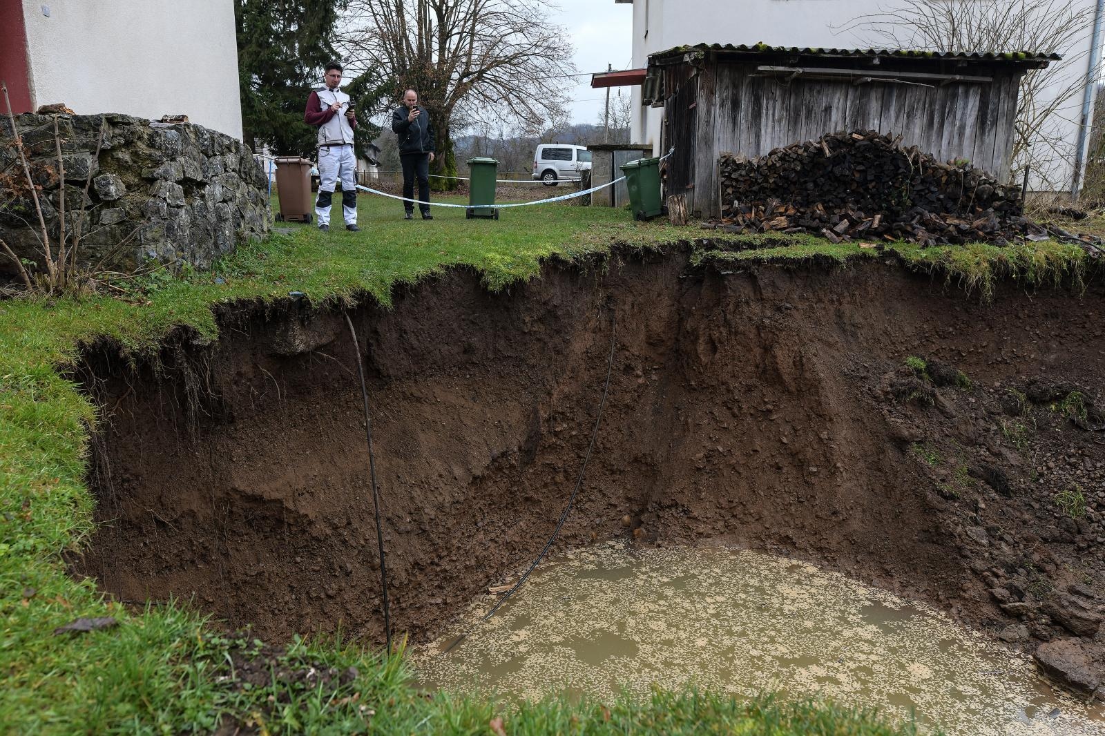 02.01.2021., Mecencani - U selu Mecencani otvorile su se rupe u zemlji koje se nalaze blizu kuca te se sire pa su kuce nesigurne za stanovanje.  Photo: Sandra Simunovic/PIXSELL