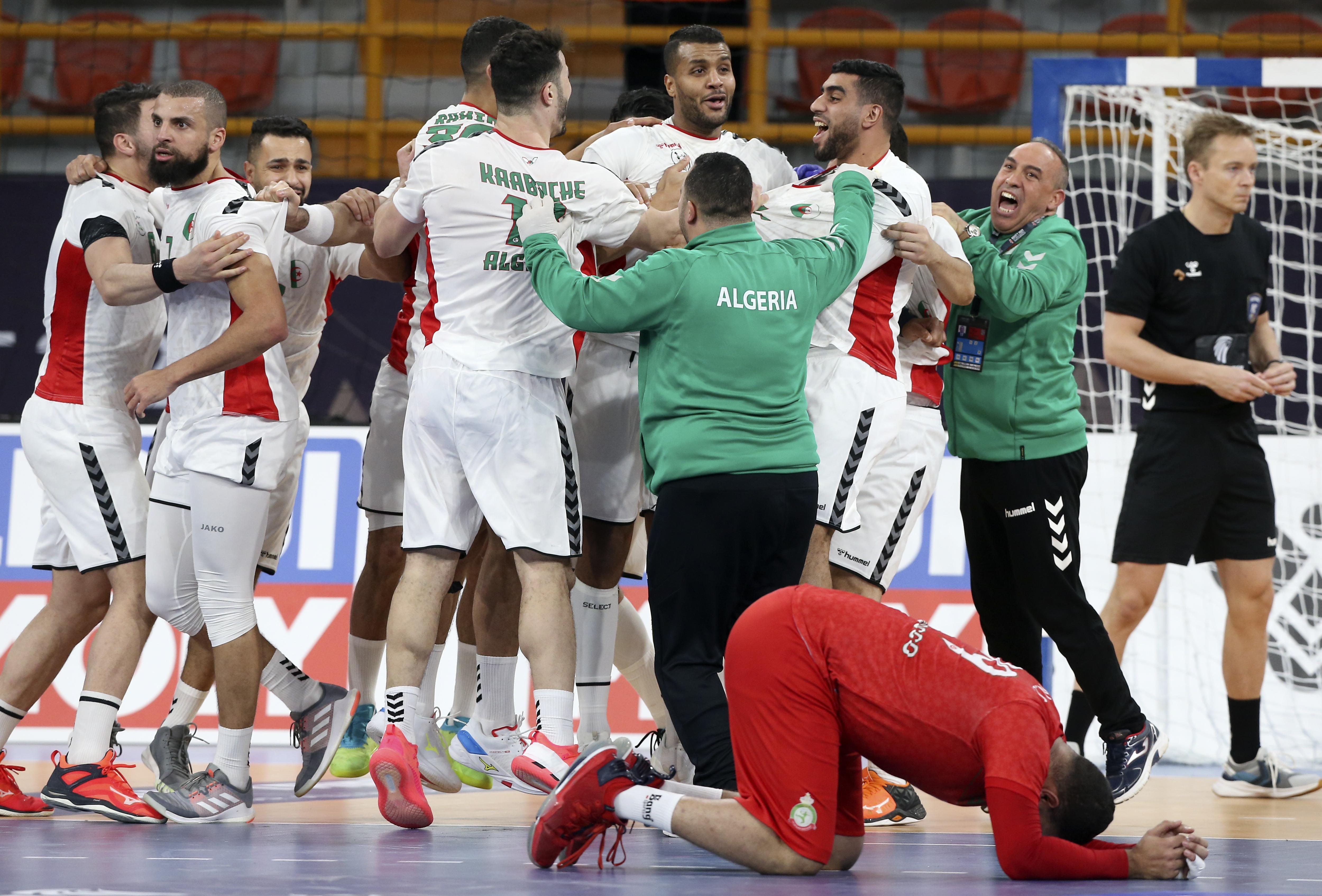 epa08937827 Players of Algeria celebrate their victory after the match between Algeria and Morocco at the 27th Men's Handball World Championship in Cairo, Egypt, 14 January 2021.  EPA-EFE/Khaled Elfiqi / POOL