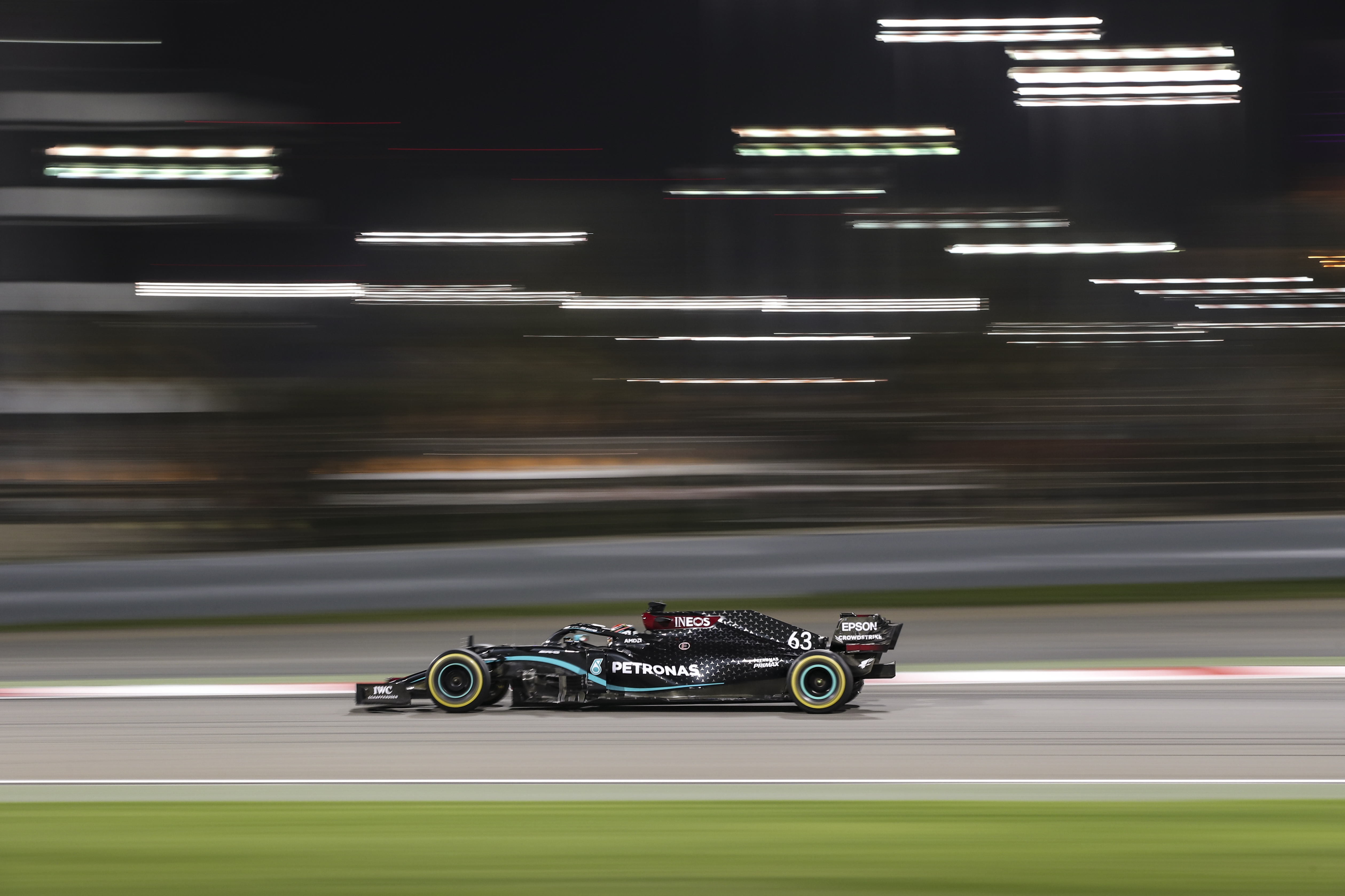 epa08867010 British Formula One driver George Russell of Mercedes-AMG Petronas in action during the 2020 Formula One Sakhir Grand Prix at Bahrain International Circuit near Manama, Bahrain, 06 December 2020.  EPA-EFE/TOLGA BOZOGLU / POOL