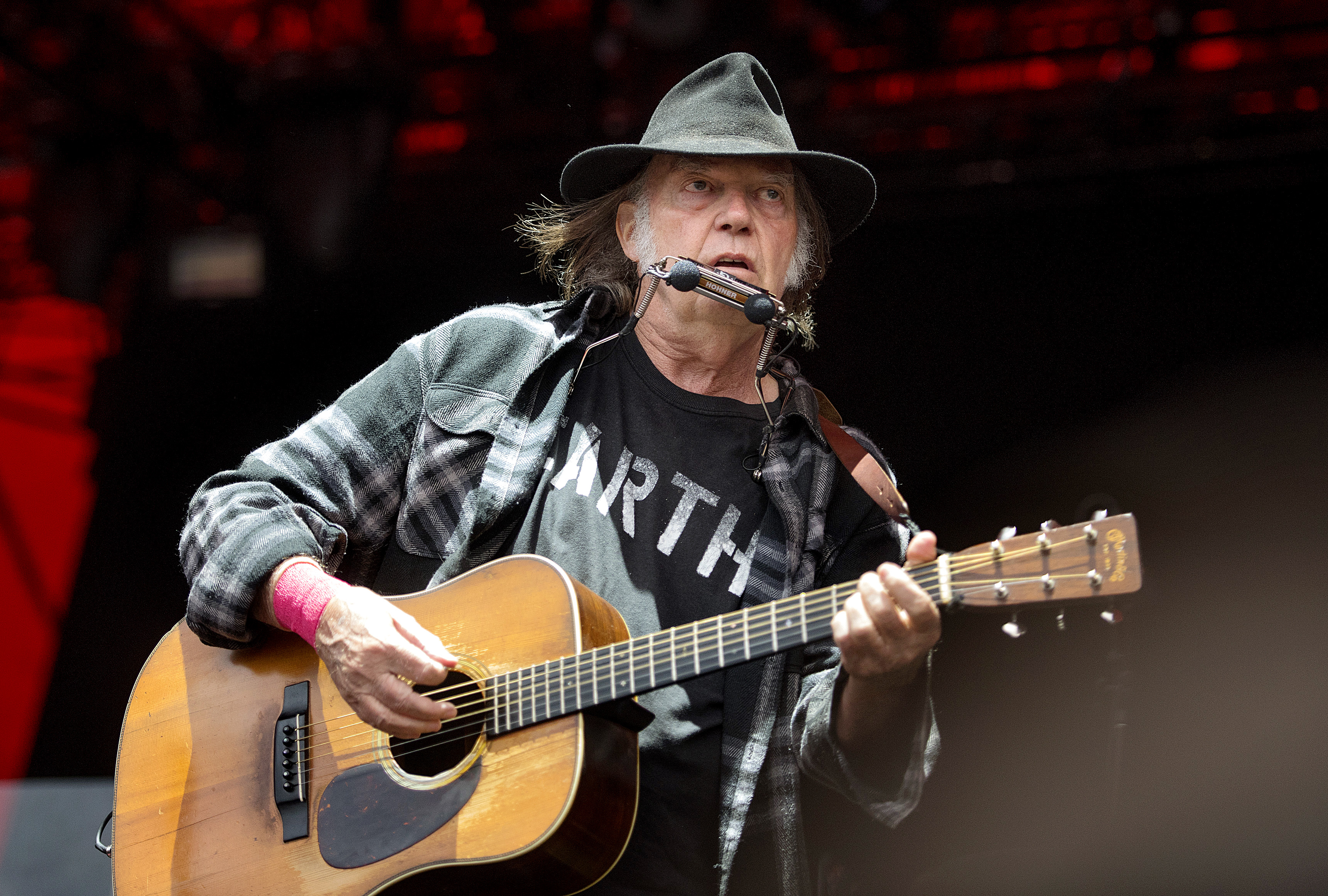 epa08815385 (FILE) - Canadian singer-songwriter Neil Young performs at the Orange Stage at the Roskilde Festival in Roskilde, Denmark, 01 July 2016 (reissued 12 November 2020). Neil Young turnS 75 on 12 November 2020.  EPA-EFE/NILS MEILVANG DENMARK OUT