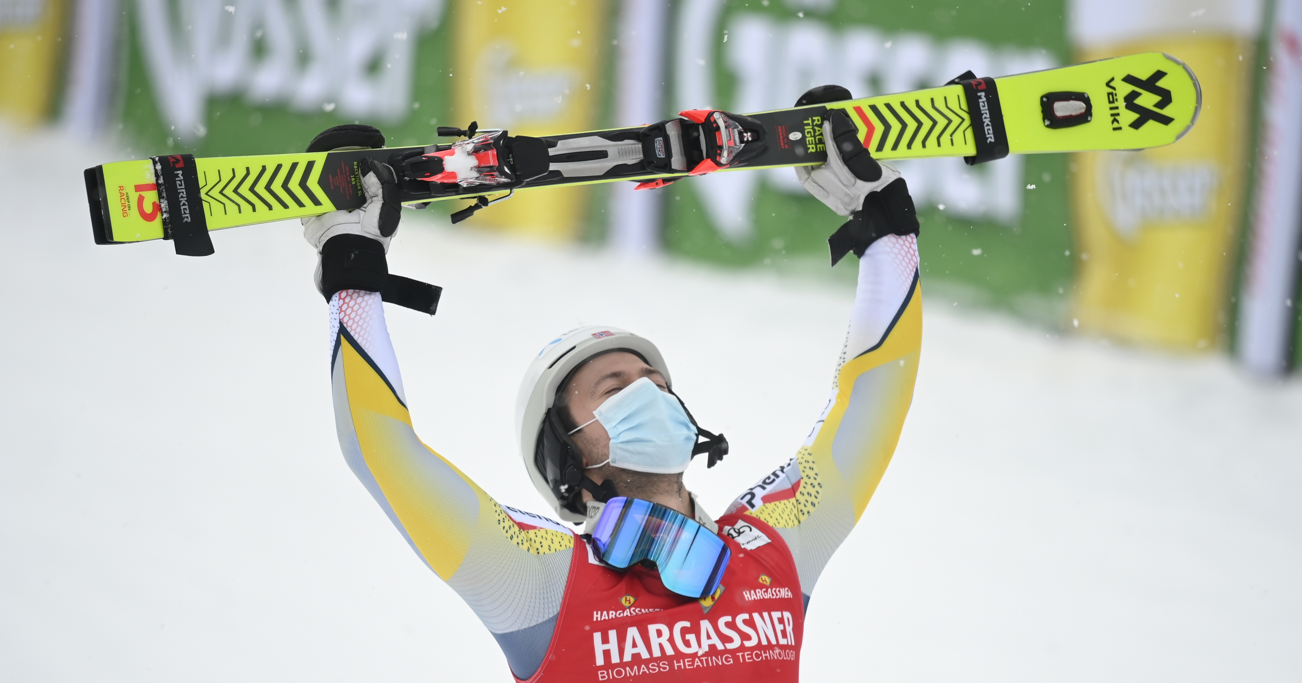 epa08943563 Sebastian Foss-Solevaag of Norway  celebrates winning the Men's Slalom race at the FIS Alpine Skiing World Cup in Flachau, Austria, 17 January 2021.  EPA-EFE/CHRISTIAN BRUNA
