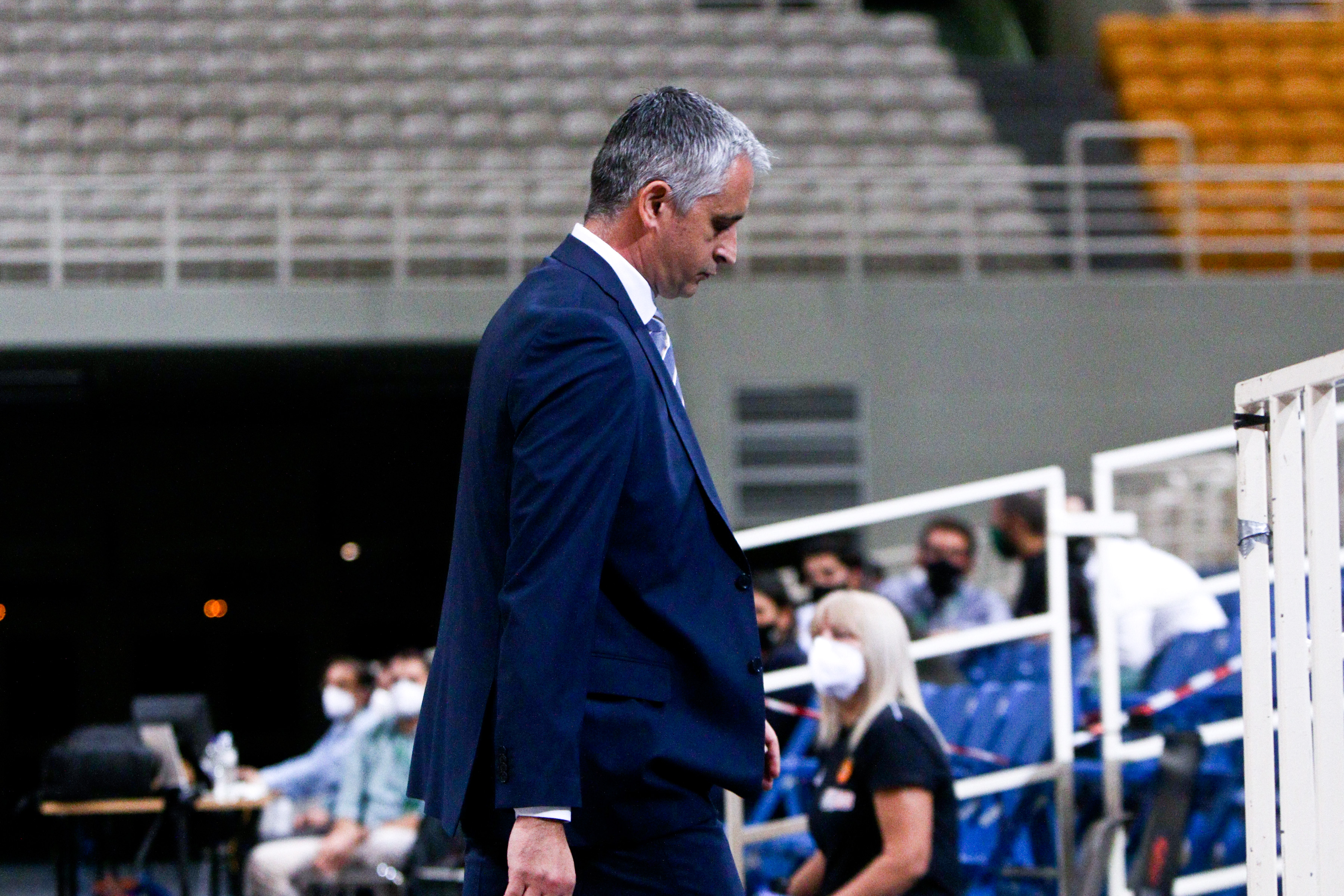 epa08766115 Fenerbahce's coach Igor Kokoskov expelled during the Euroleague Basketball match between Panathinaikos? OPAP Athens and Fenerbahce Beko Istanbul held at OAKA in Athens, Greece, 22 October 2020.  EPA-EFE/Georgia Panagopoulou