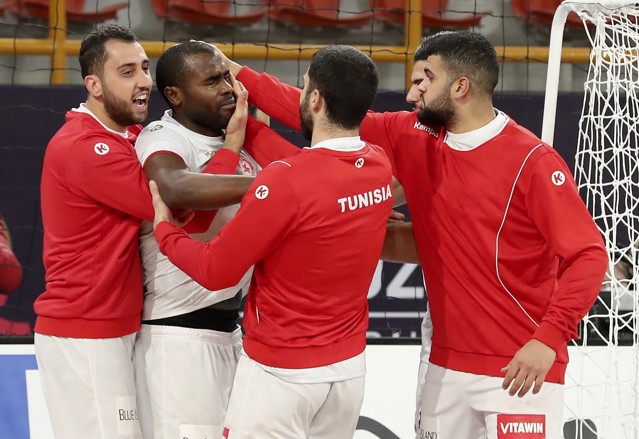 epa08944499 Players of Tunisia react after the match between Tunisia and Brazil at the 27th Men's Handball World Championship in Cairo, Egypt, 17 January 2021.  EPA-EFE/Khaled Elfiqi / POOL