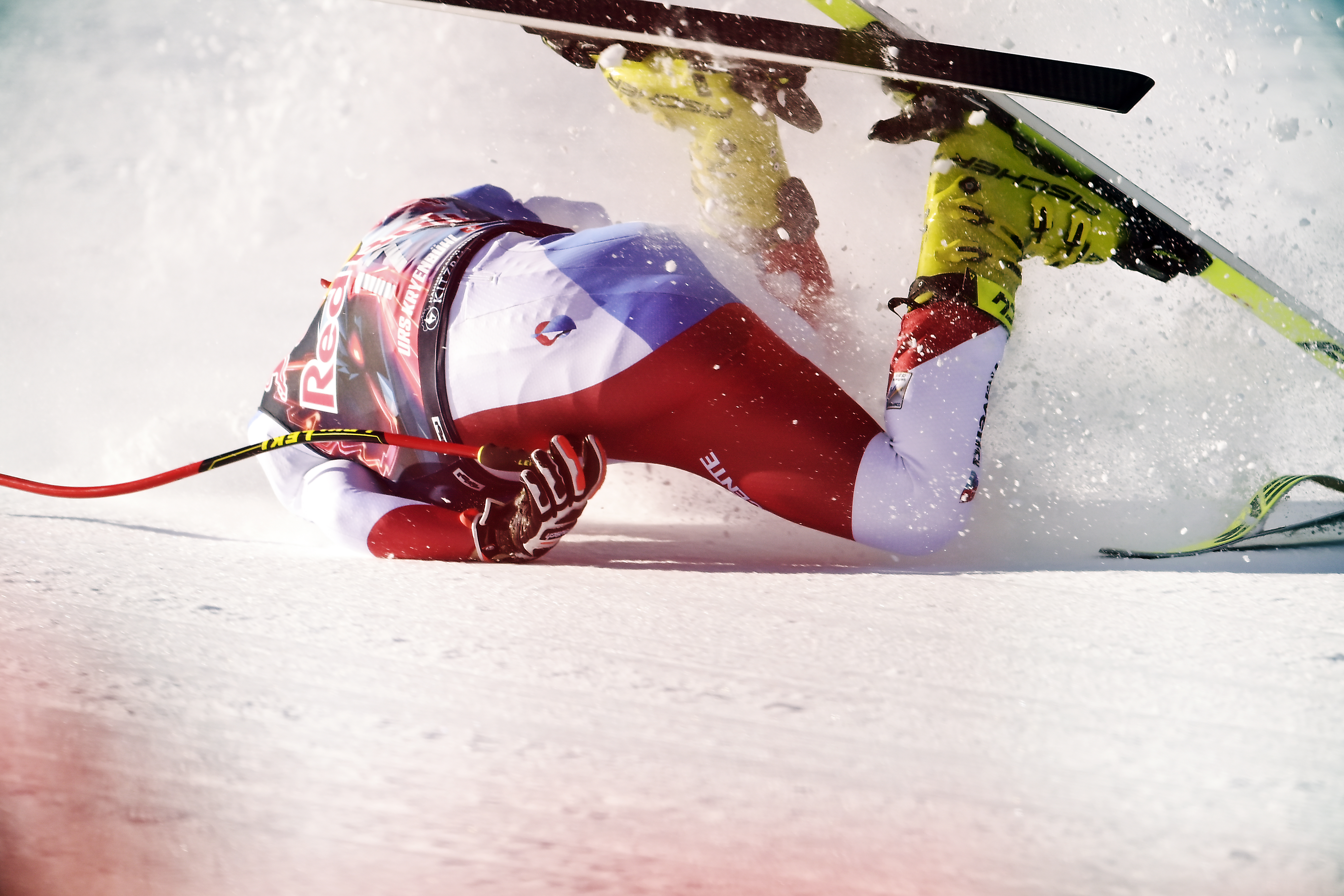 epa08957425 Urs Kryenbuehl of Switzerland crashes during the men's Downhill race of the FIS Alpine Skiing World Cup event in Kitzbuehel, Austria, 22 January 2021.  EPA-EFE/CHRISTIAN BRUNA