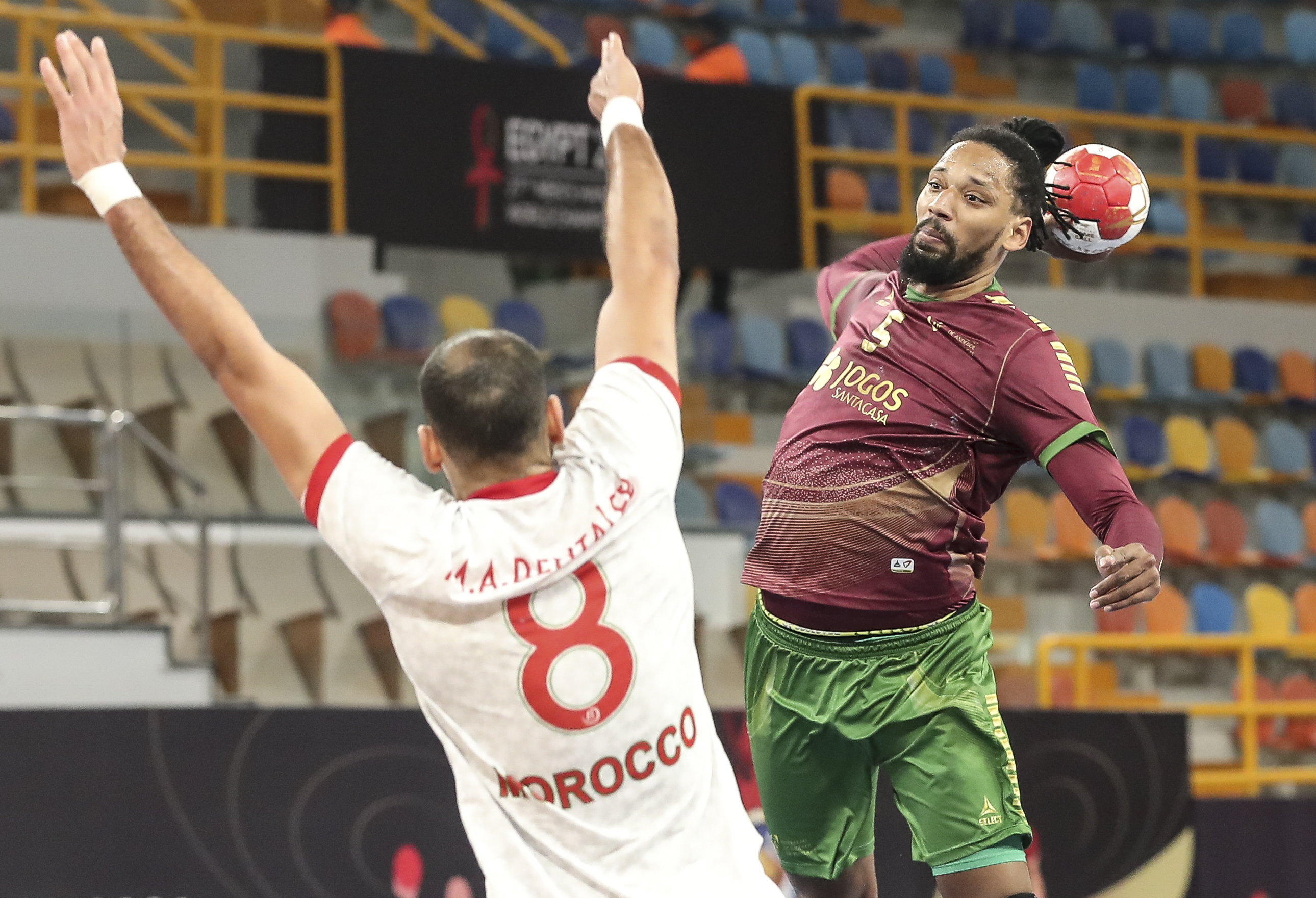 epa08942277 Portugal's Gilberto Duarte (R) in action against Cape Verde's Rui Lopes (L) during the match between Morocco and Portugal at the 27th Men's Handball World Championship in Cairo, Egypt, 16 January 2021.  EPA-EFE/Khaled Elfiqi / POOL