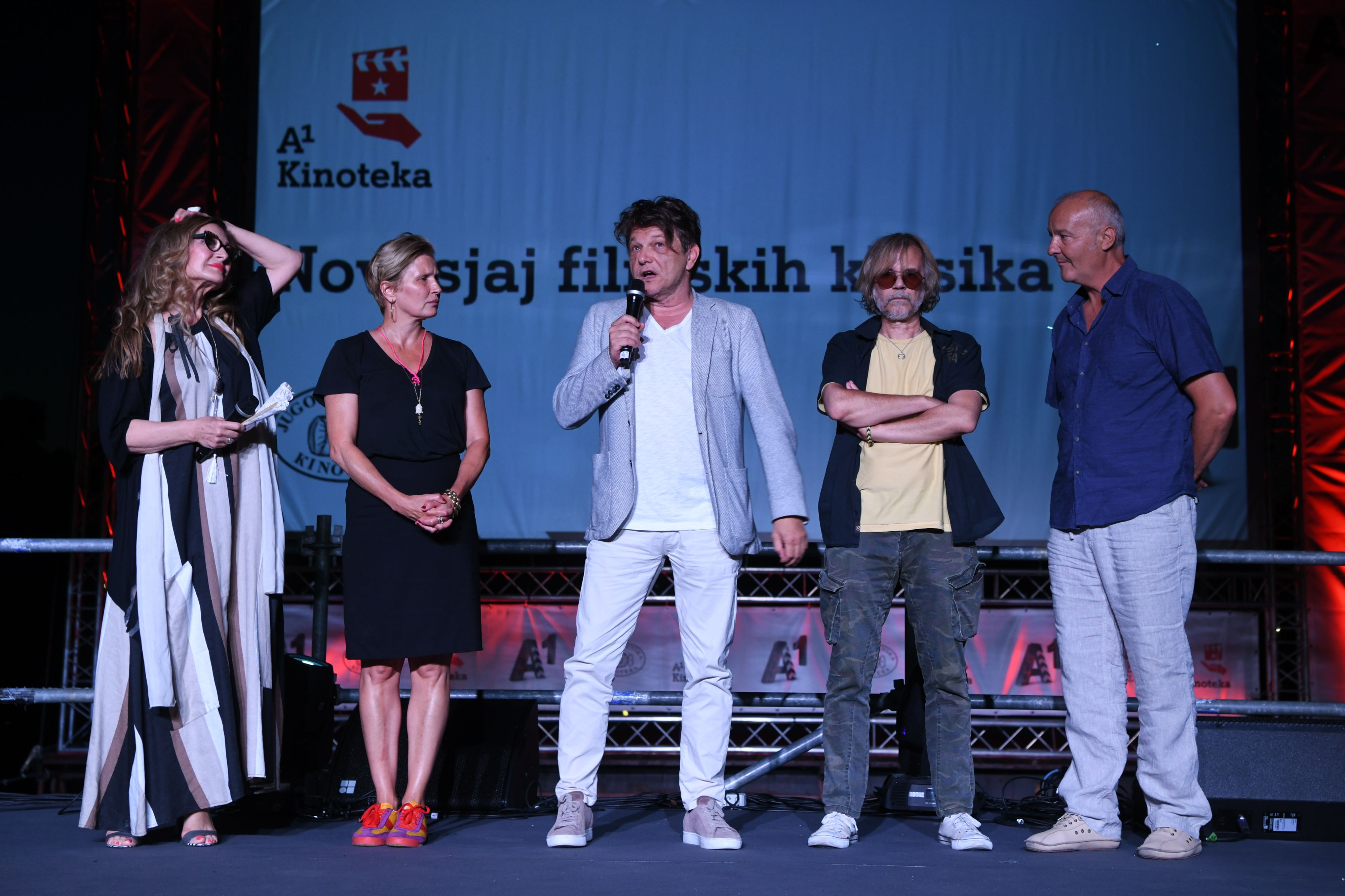 Beograd 28.06.2021. Danica Maksimović, Gala Videnović, Dragan Bjelogrlić, Srđan Žika Todorović i Goran Radaković. Premijera restaurirane verzije filma Bal na vodi, na Adi Ciganliji. Ada Ciganlija, premijera, film, Bal na vodi Foto: Goran Srdanov/Nova.rs