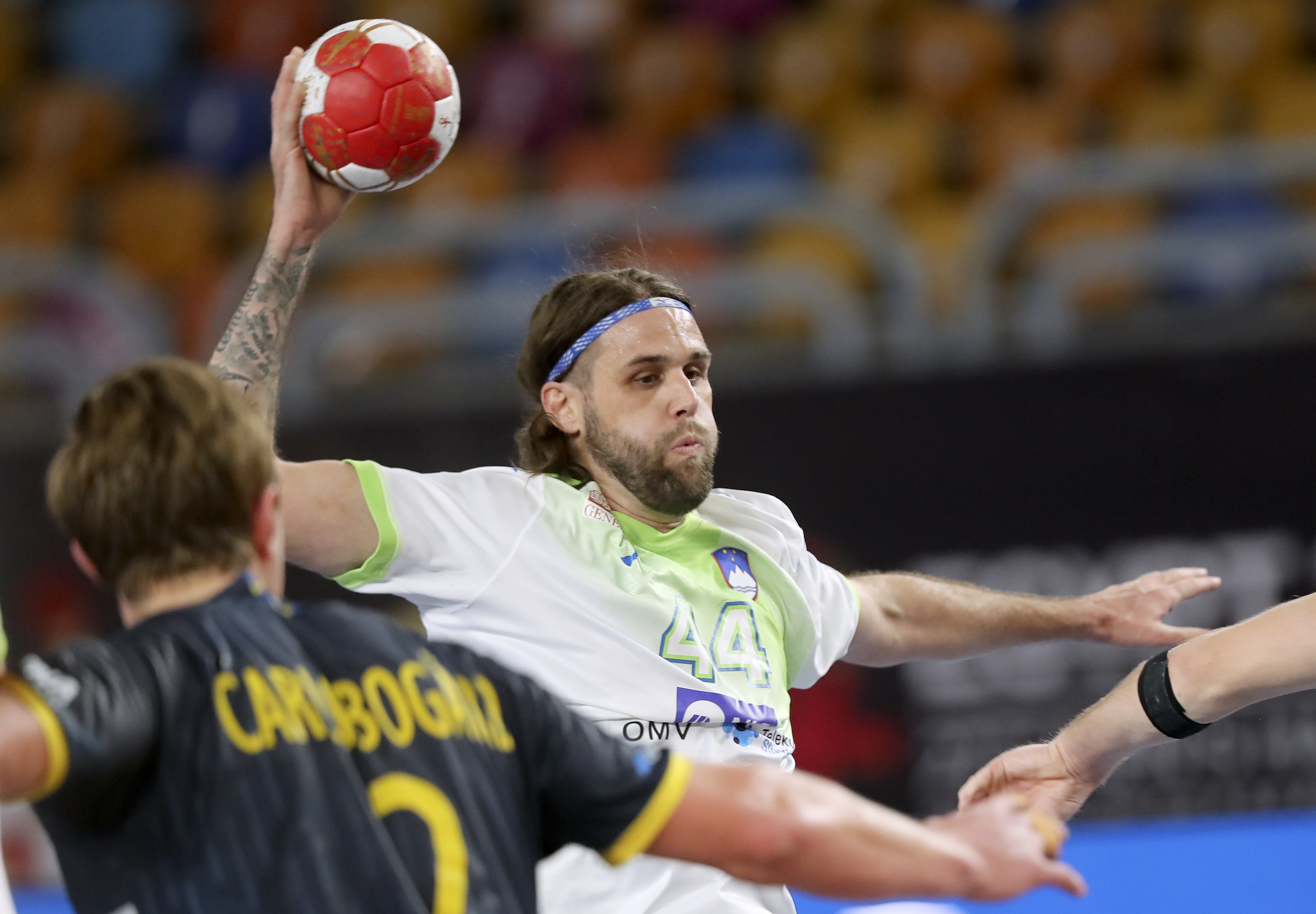 epa08958970 Dean Bombac of Slovenia in action during the Main Round match between Slovenia and Sweden at the 27th Men's Handball World Championship in Cairo, Egypt, 22 January 2021.  EPA-EFE/Mohamed Abd El Ghany / POOL