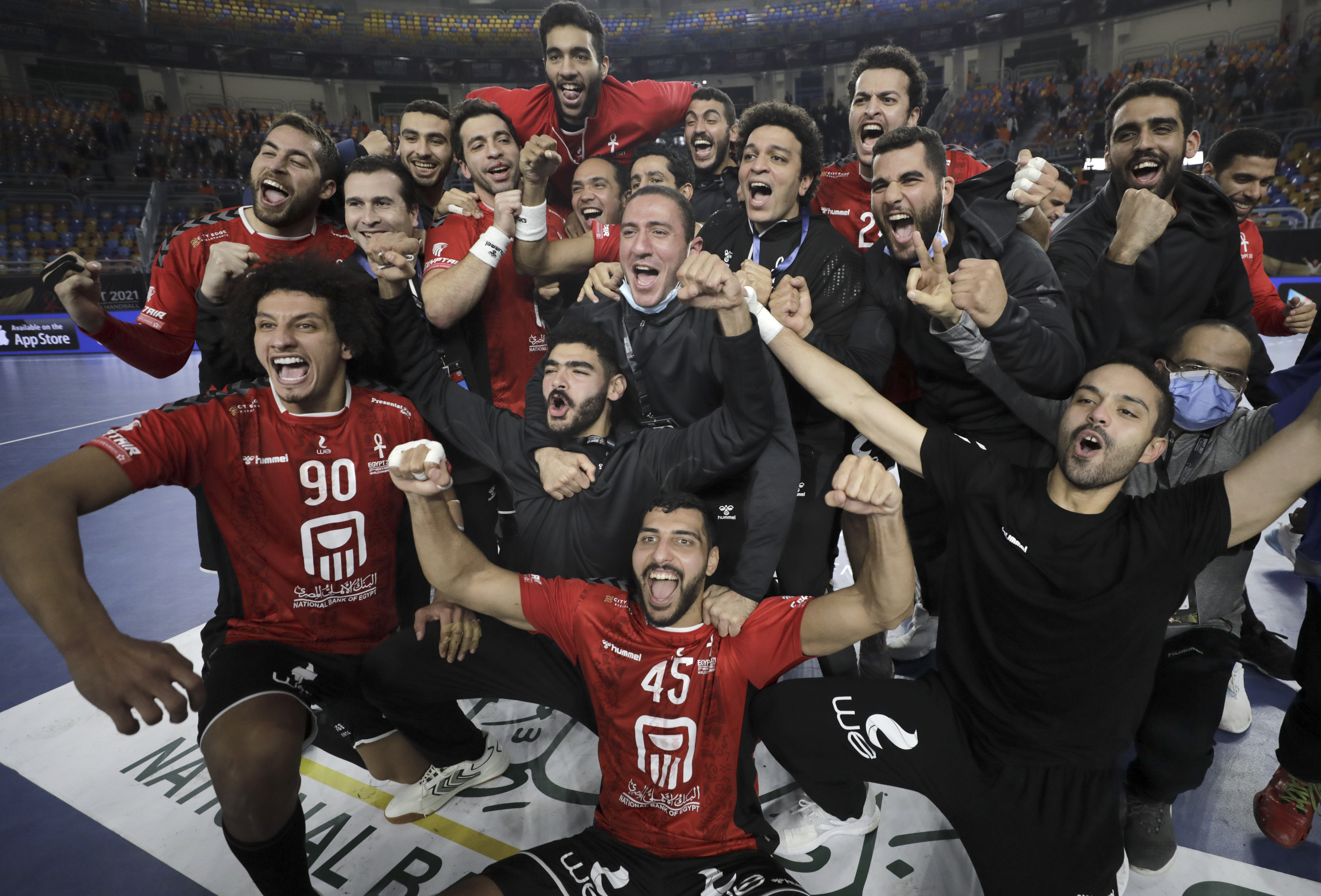 epa08962993 Players of Egypt celebrate after the Main Round match between Slovenia and Egypt at the 27th Men's Handball World Championship in Cairo, Egypt, 24 January 2021.  EPA-EFE/Mohamed Abd El Ghany / POOL