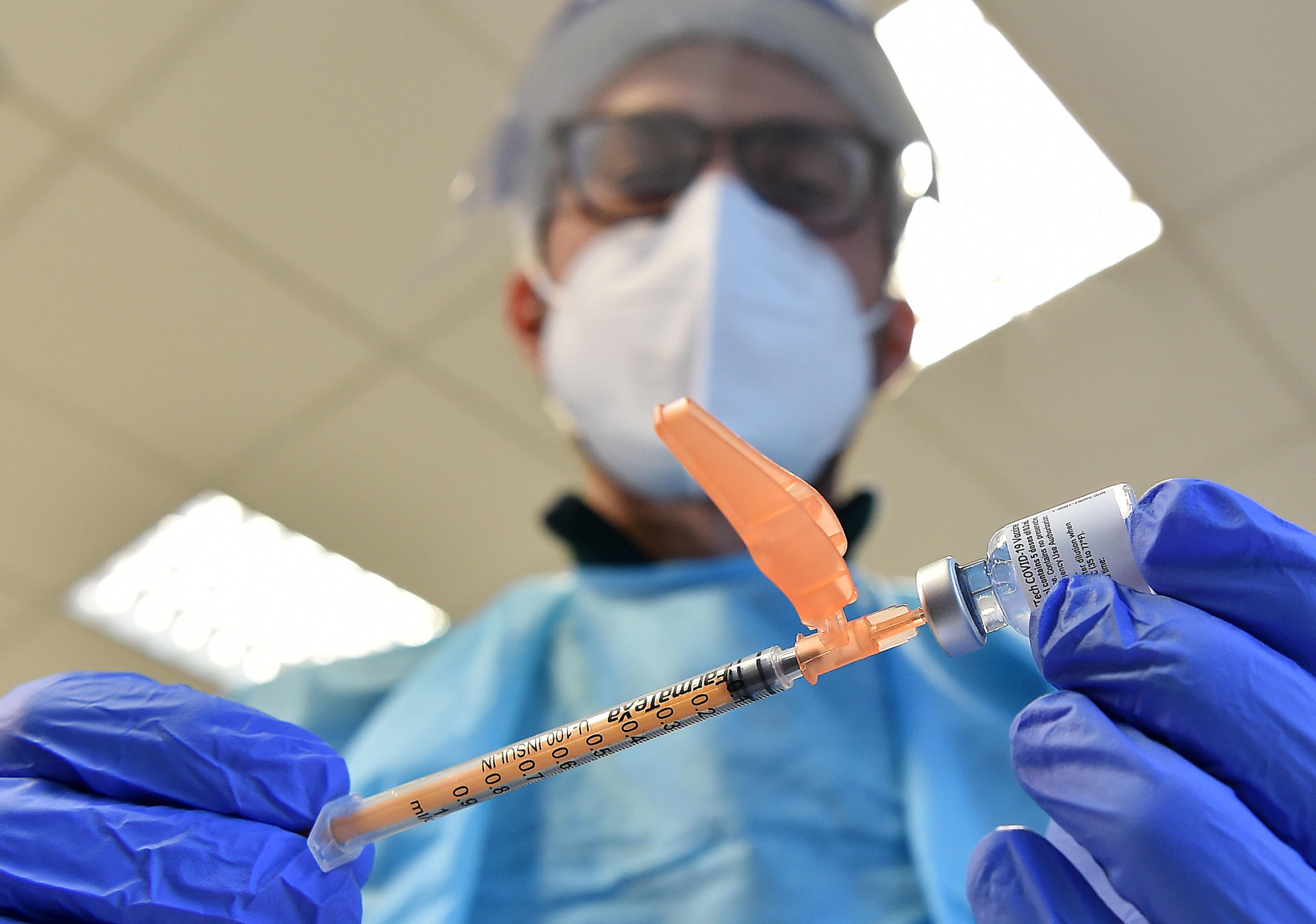 epa08911607 A nurse administrates the Pfizer-BioNTech COVID-19 vaccine during the vaccinations against Covid for doctors, nurses, and health workers at the Molinette hospital in Turin, Italy, 30 December 2020.  EPA-EFE/ALESSANDRO DI MARCO