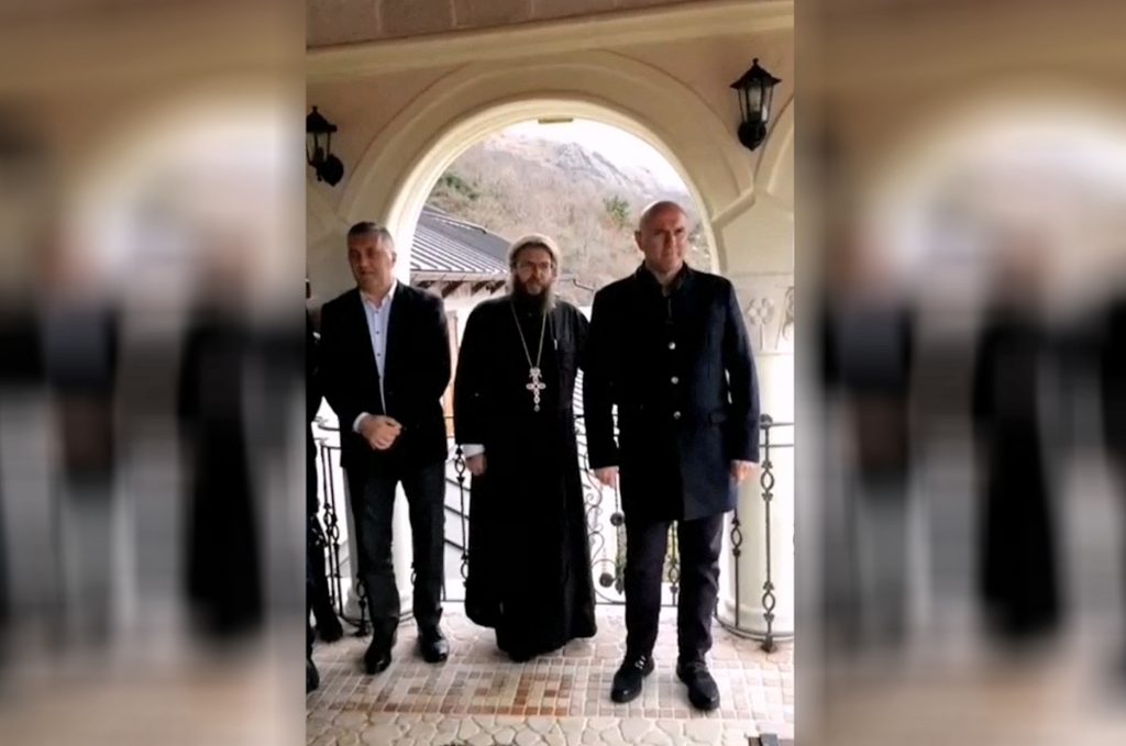 Gradonačelnik Budve i predsjednik Crkvene opštine Budva Marko Carević juče je u manastiru Stanjevići povodom Božića pucao iz topa